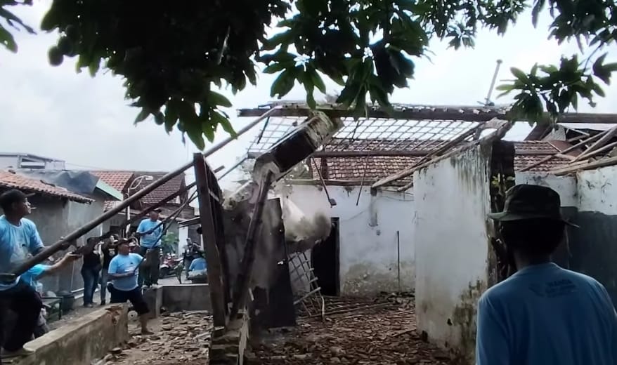 Gerak Cepat Relawan Bolone Vinanda-Gus Qowim Bedah Rumah Yang Nyaris Roboh