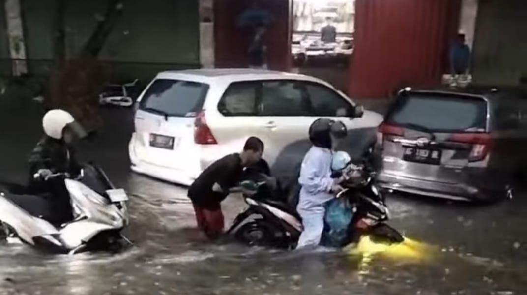 Kota Kediri Dilanda Banjir, Hanya Dua Jam Diguyur Hujan 