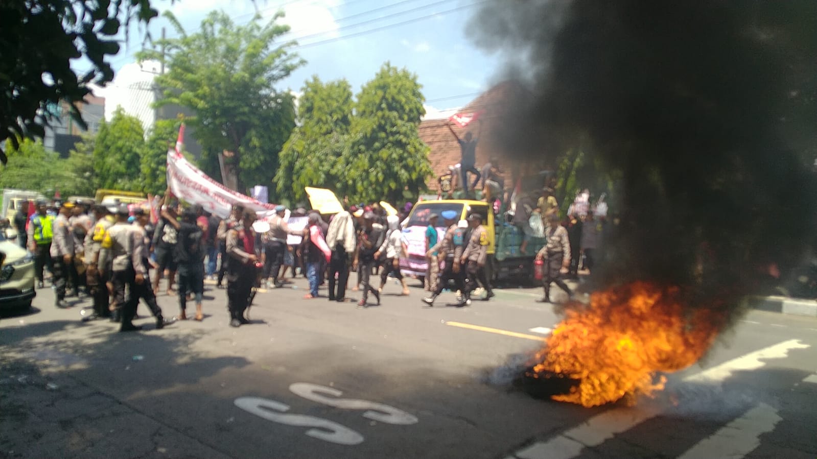 Ratusan Warga Datangi  Perhutani dan Blokir Jalan di Kediri, Tuntut Copot Ketua LMDH