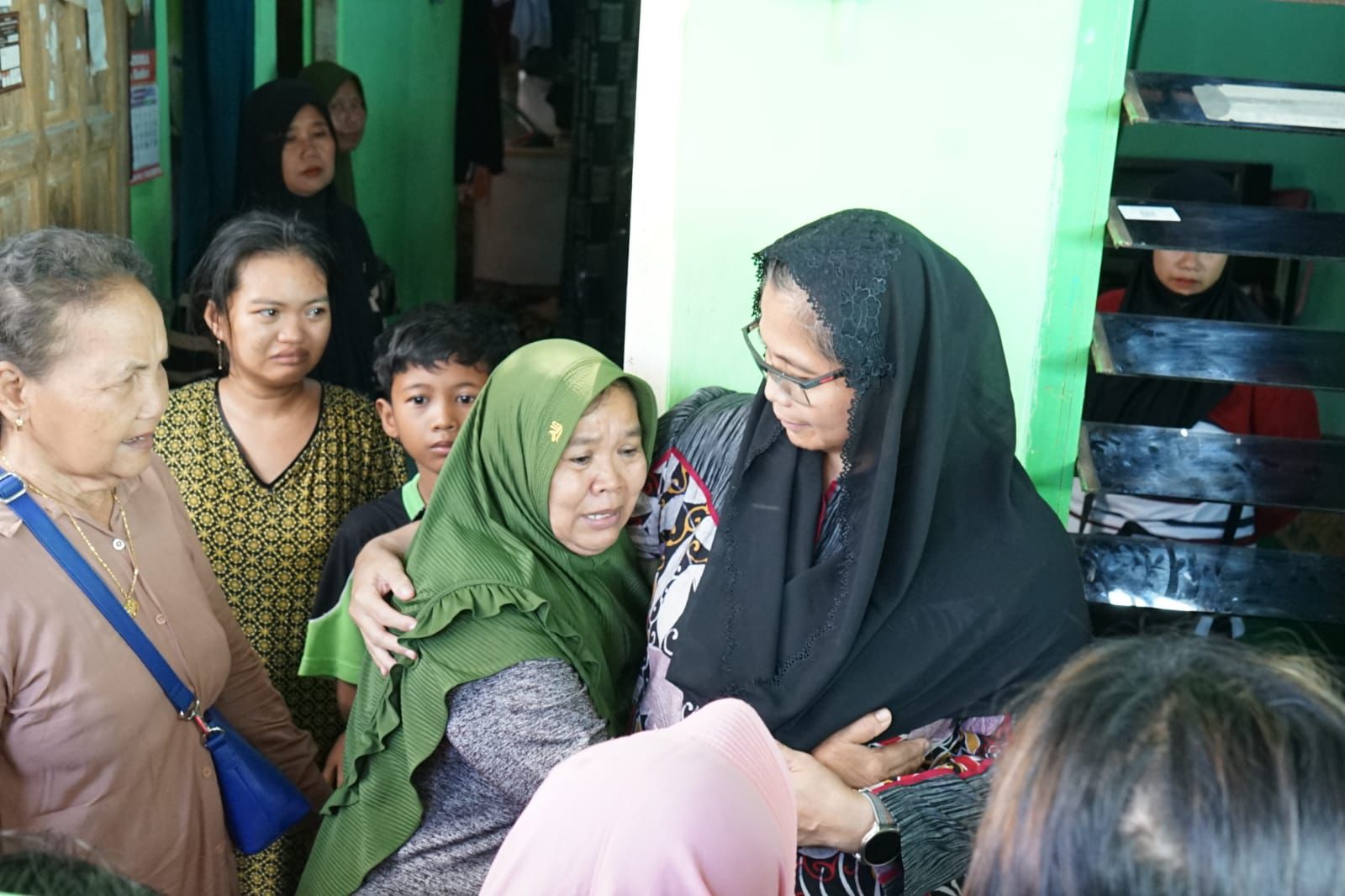 Pj Wali Kota Kediri Datang Ke Rumah Duka Untuk Berbela Sungkawa Atas Kepergian Almarhum Suparno ASN Kota Kediri