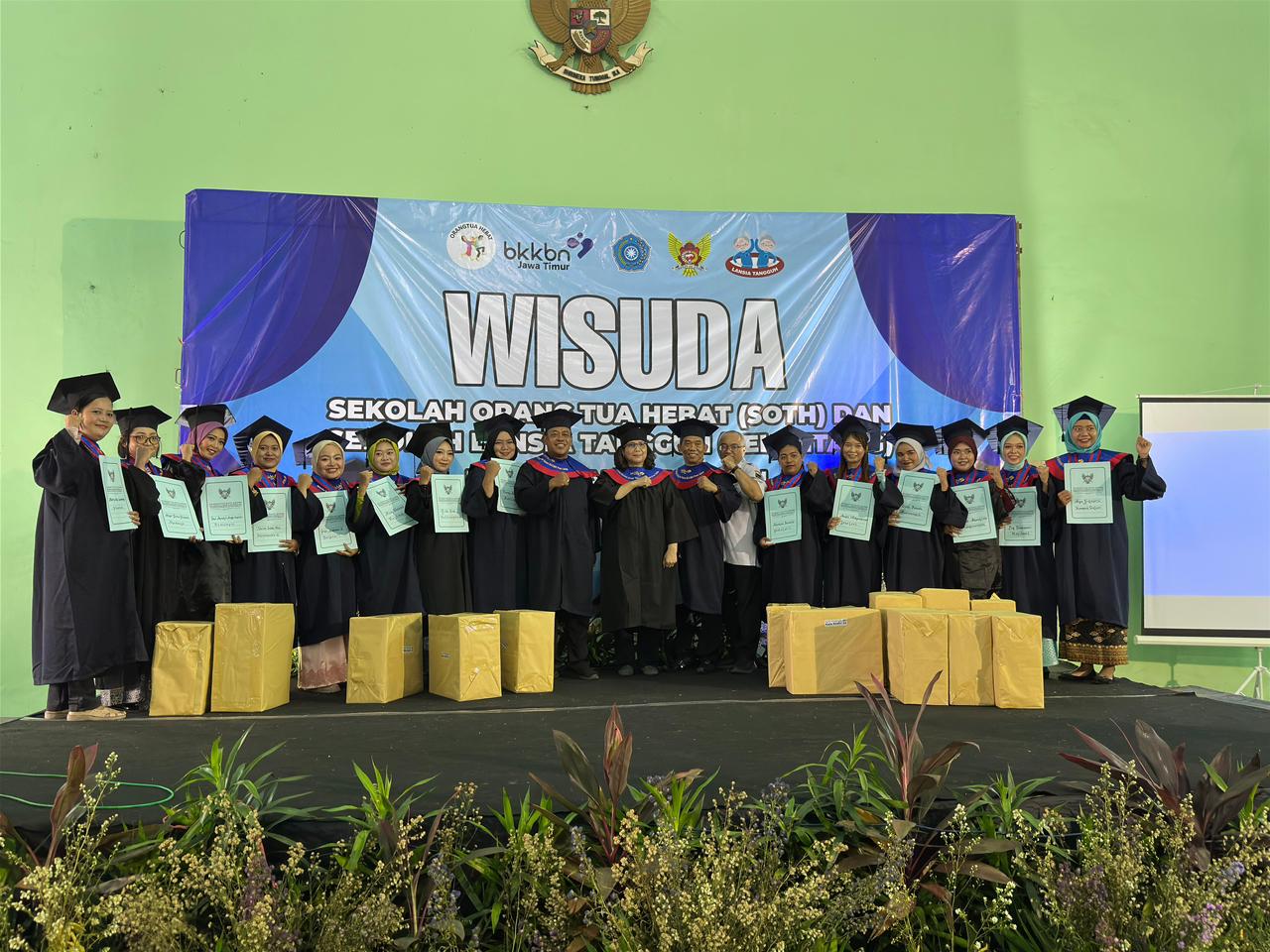 Pj Wali Kota Kediri Beri Penghargaan Pada 14 Wisudawan Terbaik Dari Kecamatan Kota Saat WIsuda SOTH 2024 