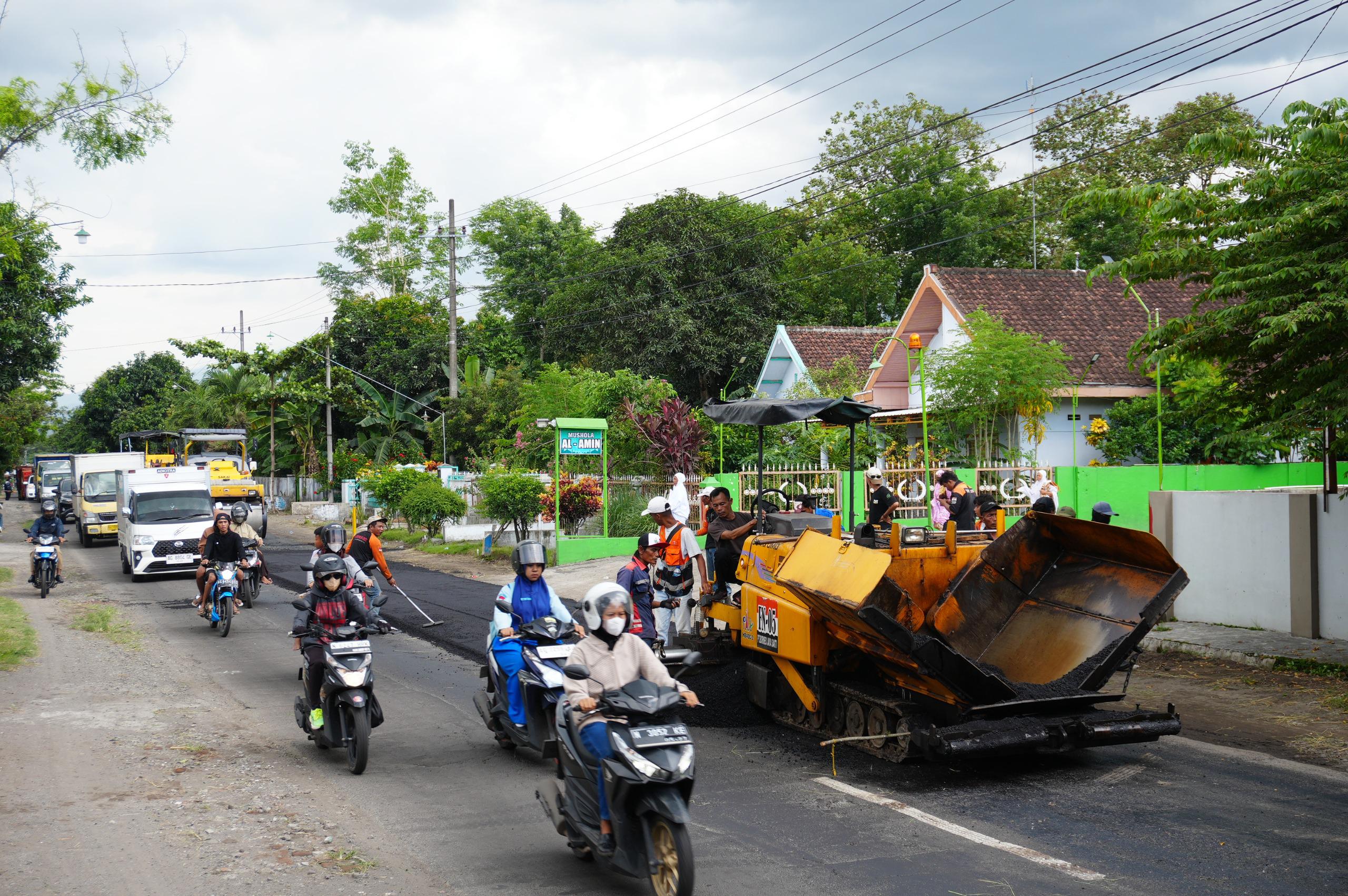 Respon Cepat Aduan Warga, Ruas Jalan Pare-Kandangan Langsung Diaspal Halus