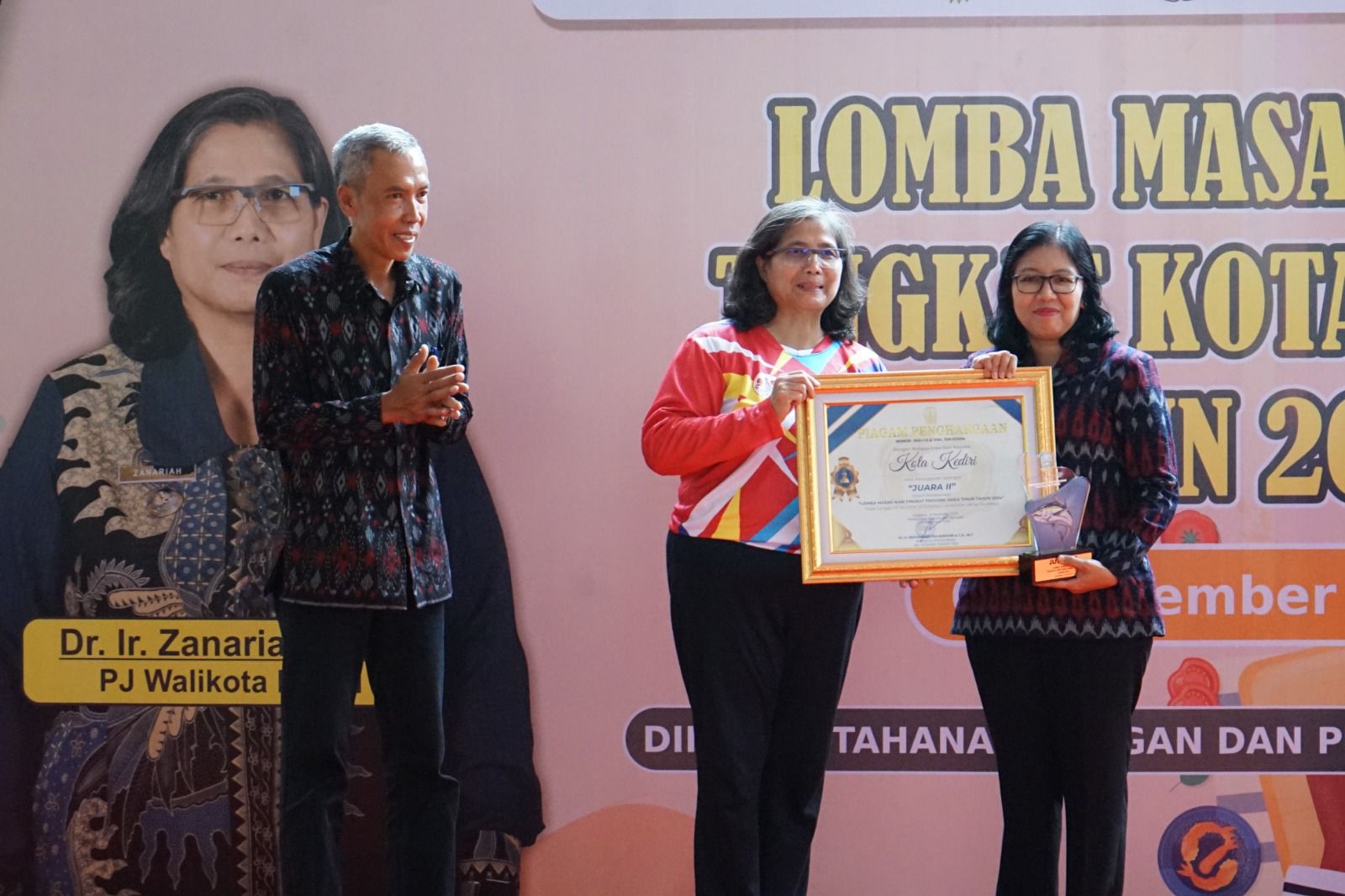 Serahkan Hadiah Kepada Pemenang Lomba Masak Berbahan Baku Ikan, Pj Wali Kota Kediri Harapkan Angka Konsumsi Ikan Kota Kediri Terus Meningkat