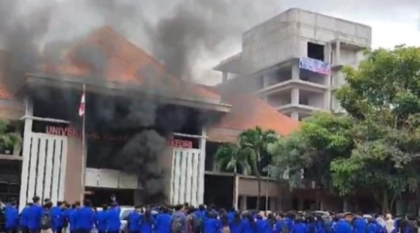 Aksi Bakar Ban Warnai Ratusan Mahasiswa UNP Unjuk Rasa di Kediri