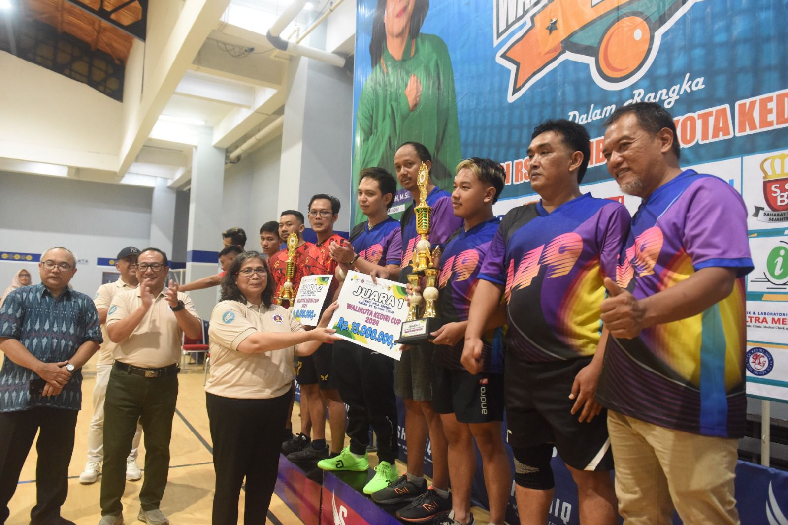 Pj Wali Kota Kediri Serahkan Hadiah Pemenang Turnamen Tenis Meja RSUD Gambiran