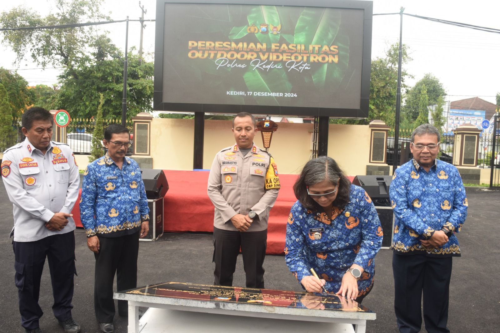 Pj Wali Kota Kediri Bersama Kapolres Kediri Kota Resmikan Outdoor Videotron di Mako Polres Kediri Kota