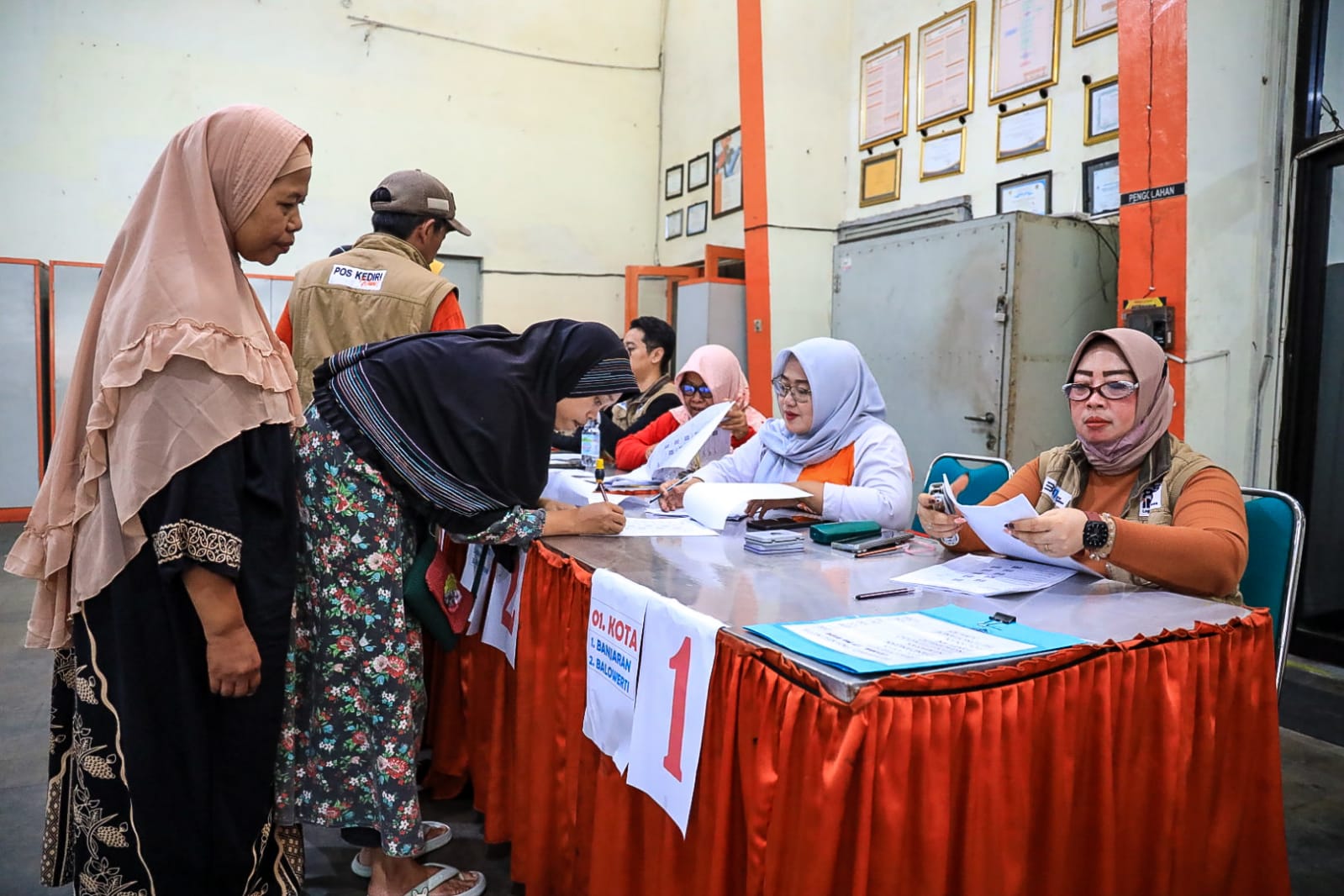 Pantau Penyaluran Bansos dan PKH Tahap III dan IV di Hari Pertama, Pemkot Kediri Pastikan Semua Aman dan Tepat Sasaran