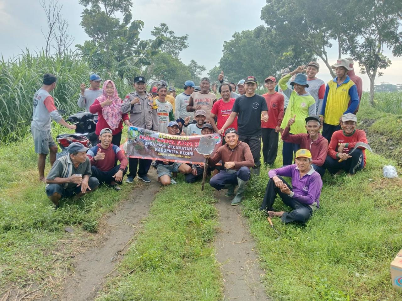 Personel Polsek Pagu Ikuti Kerja Bakti Padat Karya Bersama Warga Dusun Padangan