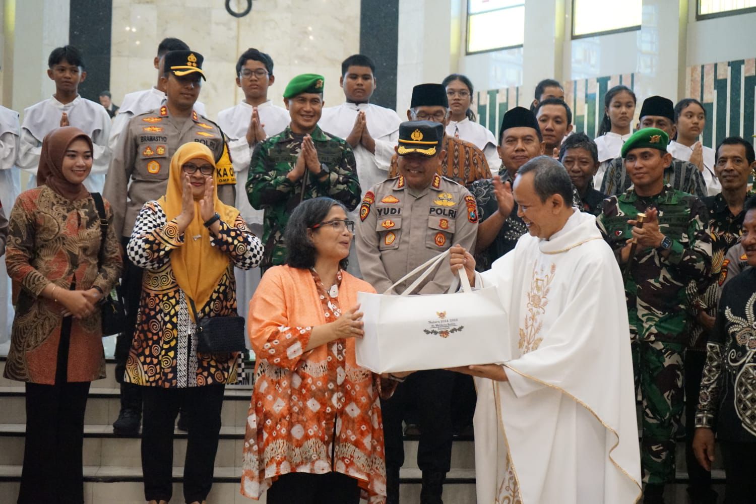 Pj Wali Kota Kediri Bersama Forkopimda, FKUB, dan Kepala Kemenag Kunjungi Gereja Tinjau Perayaan Natal