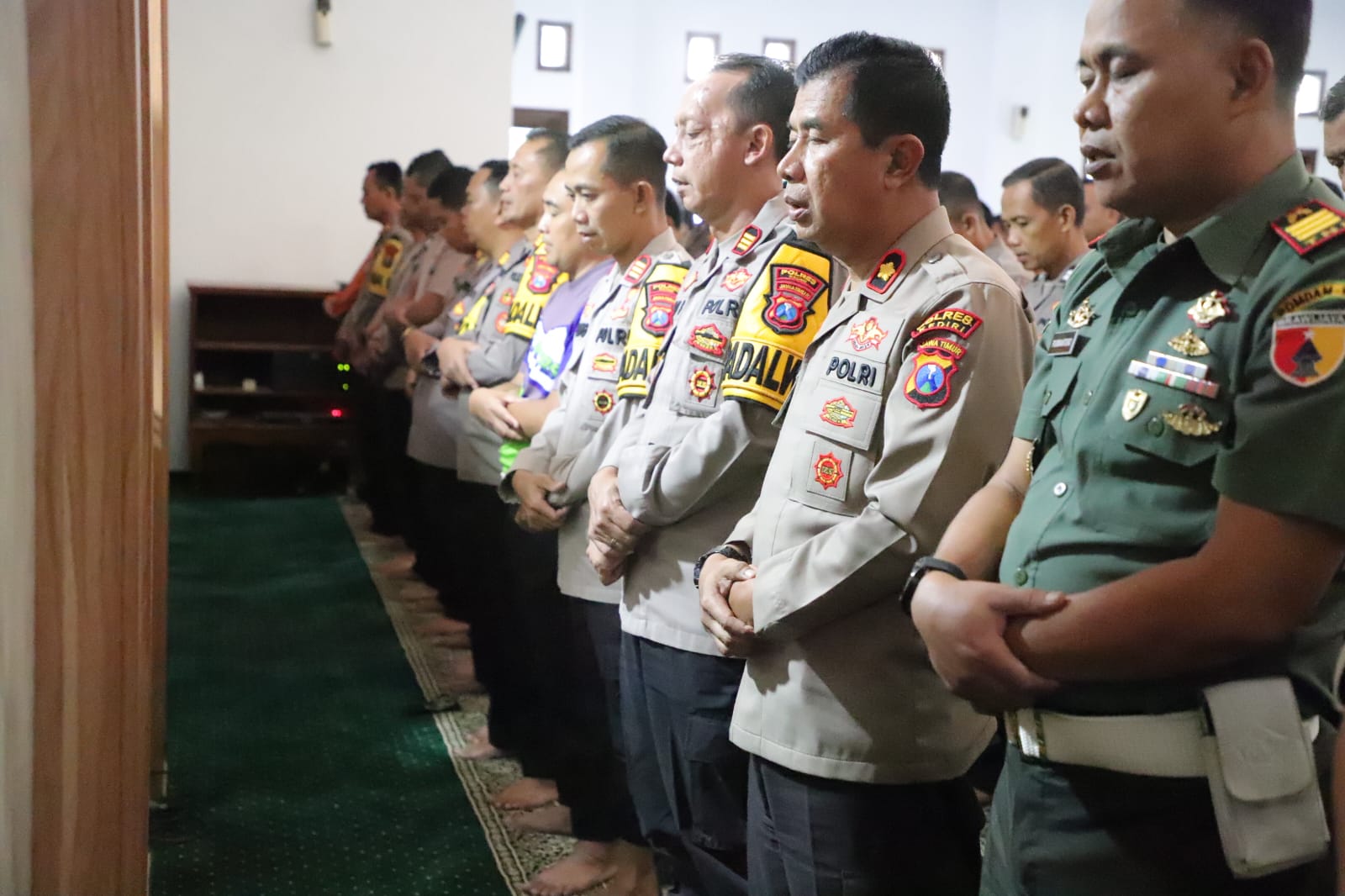 Polres Kediri Gelar Sholat Gaib dan Kirim Doa Untuk 3 Anggota Polri yang Gugur Saat Bertugas