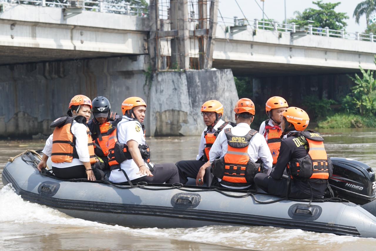 Pantau Pembersihan Sampah di Pilar Jembatan Lama, Gus Qowim Ajak Seluruh Pihak Jaga Kelestarian Cagar Budaya 