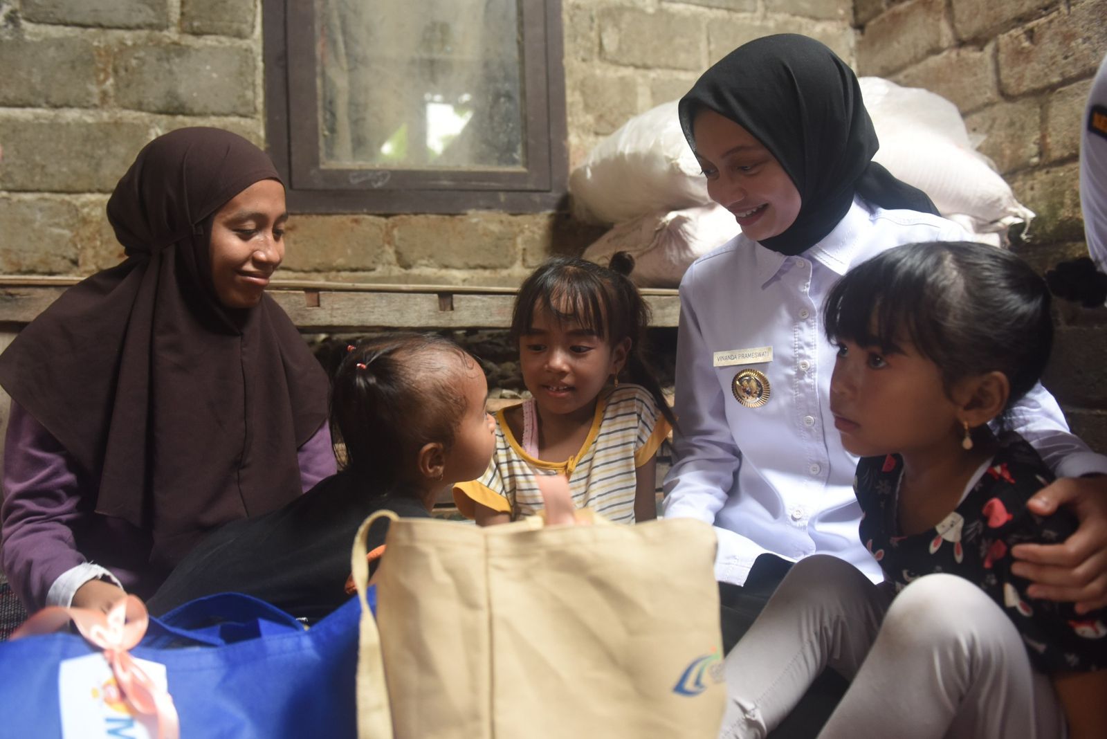 Mbak Wali dan Ning Faiqoh Berikan Paket Bantuan Pangan Kepada Balita Stunting di Kelurahan Gayam