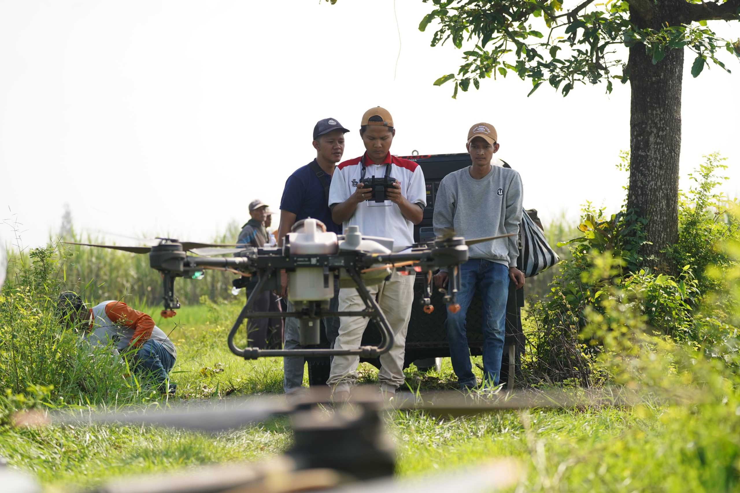 Respon Cepat Mas Dhito Tangani Lahan Padi Terendam Banjir di Purwoasri