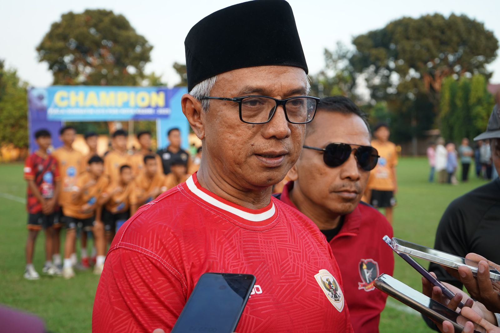 SMPN 2 Football Class Jadi Juara Soeratin U15, Gus Qowim Serahkan Pialanya
