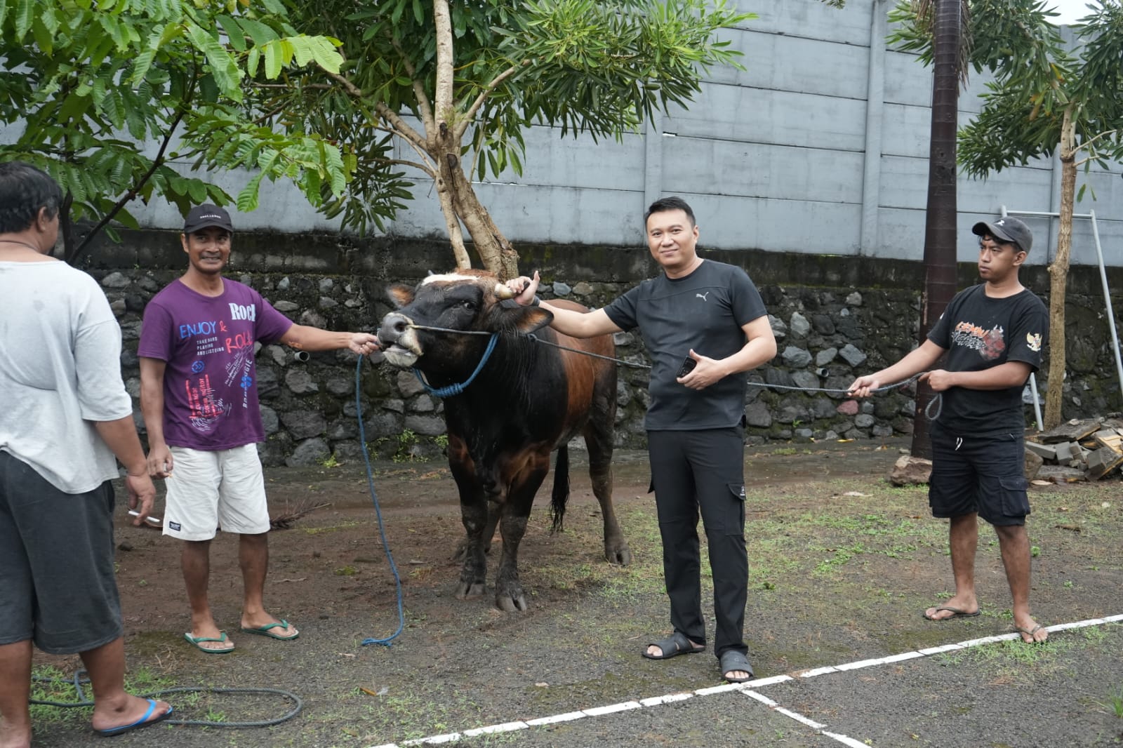 Dalam Rangka IdulAdha 1446 Hijriah, Kantor Imigrasi KediriMembagikan Daging Kurban kepada Masyarakat.