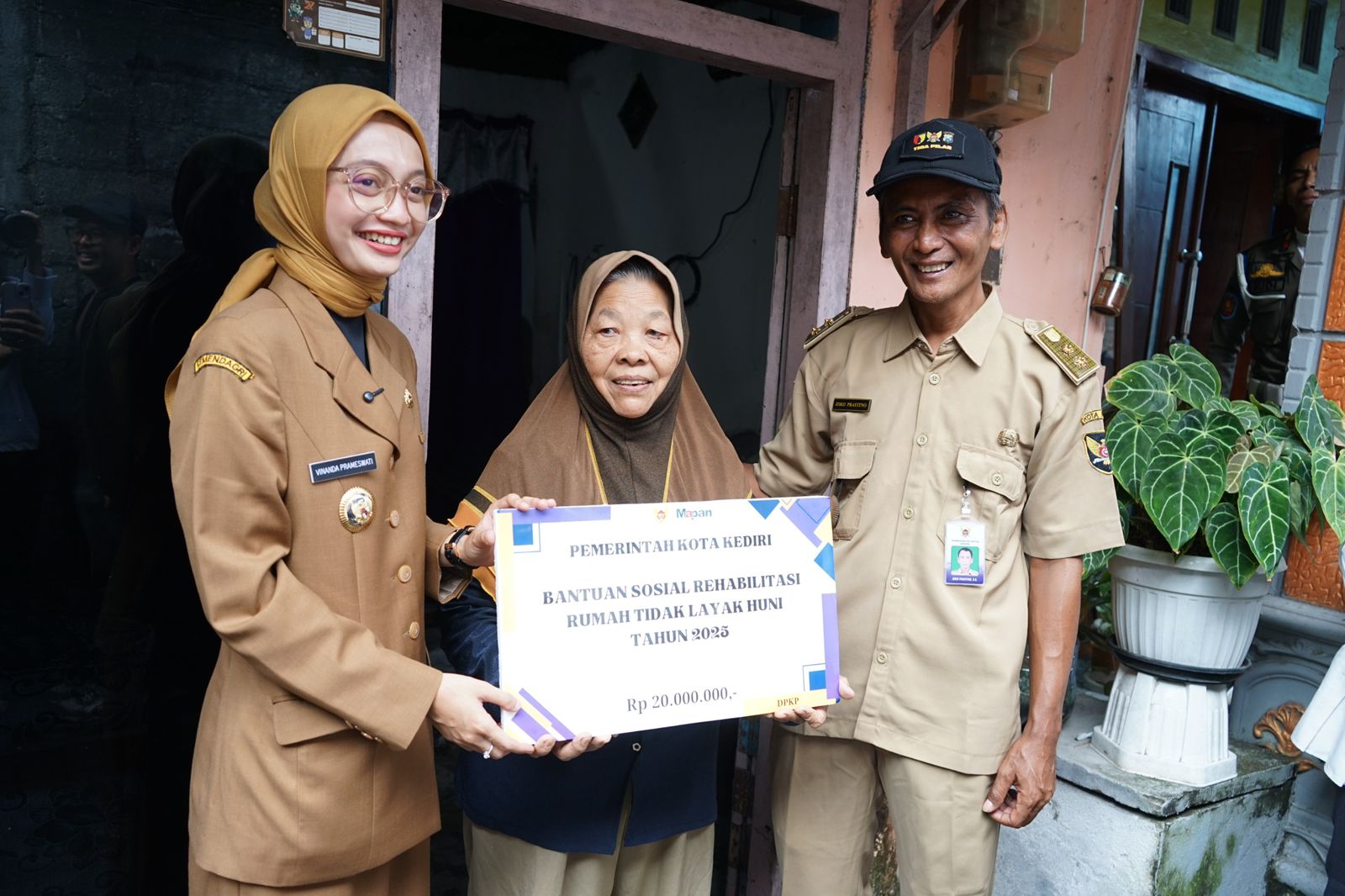 Tinjau Rumah Penerima Bansos Rehabilitasi RTLH, Mbak Wali Harapkan Kualitas Hidup Masyarakat Meningkat