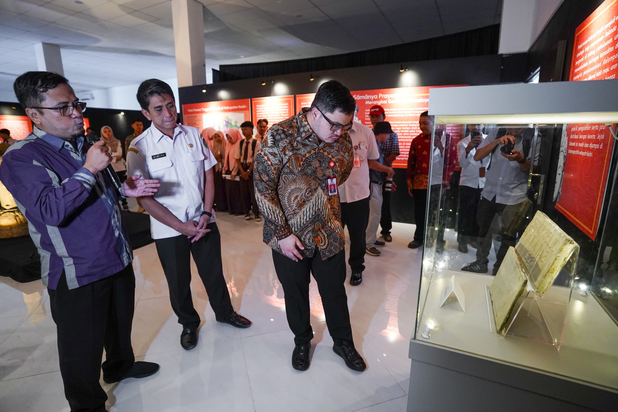 Kunjungi Museum Daerah, Mas Dhito Ingin Pulangkan Prasasti Harinjing Asli 