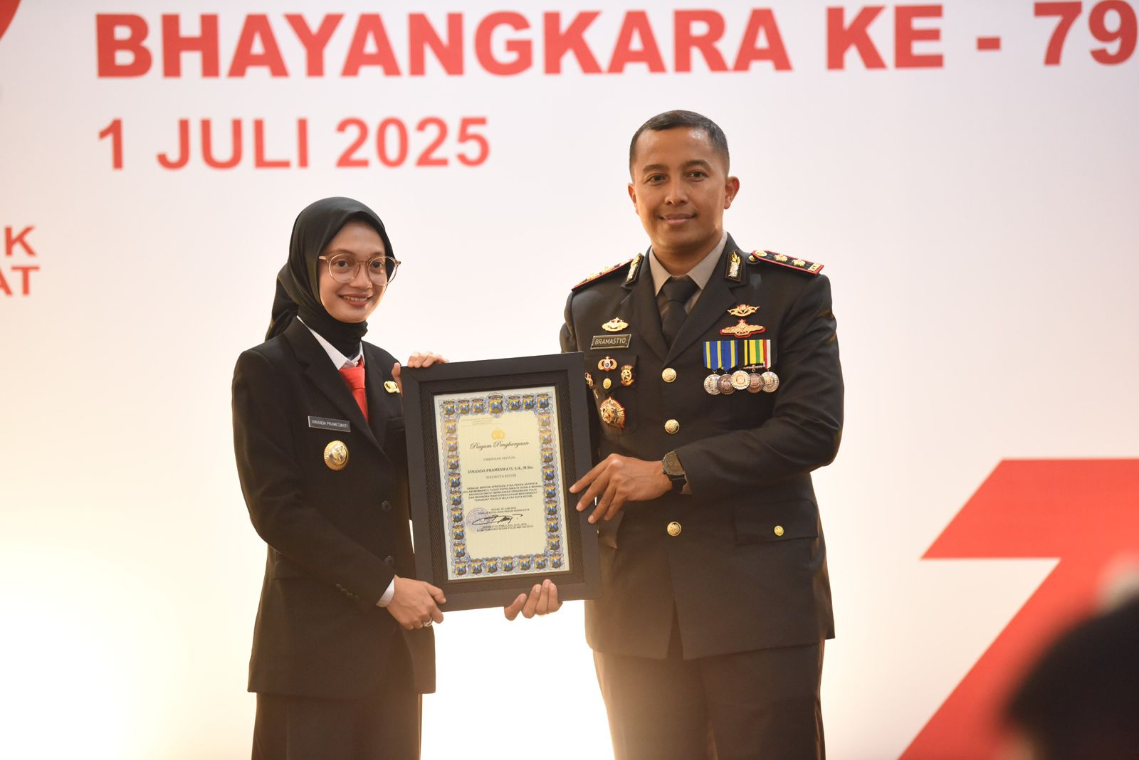 Hadiri Upacara dan Tasyakuran Hari Bhayangkara Ke-79, Mbak Wali Harapkan Sinergitas dan Soliditas Terus Terjalin