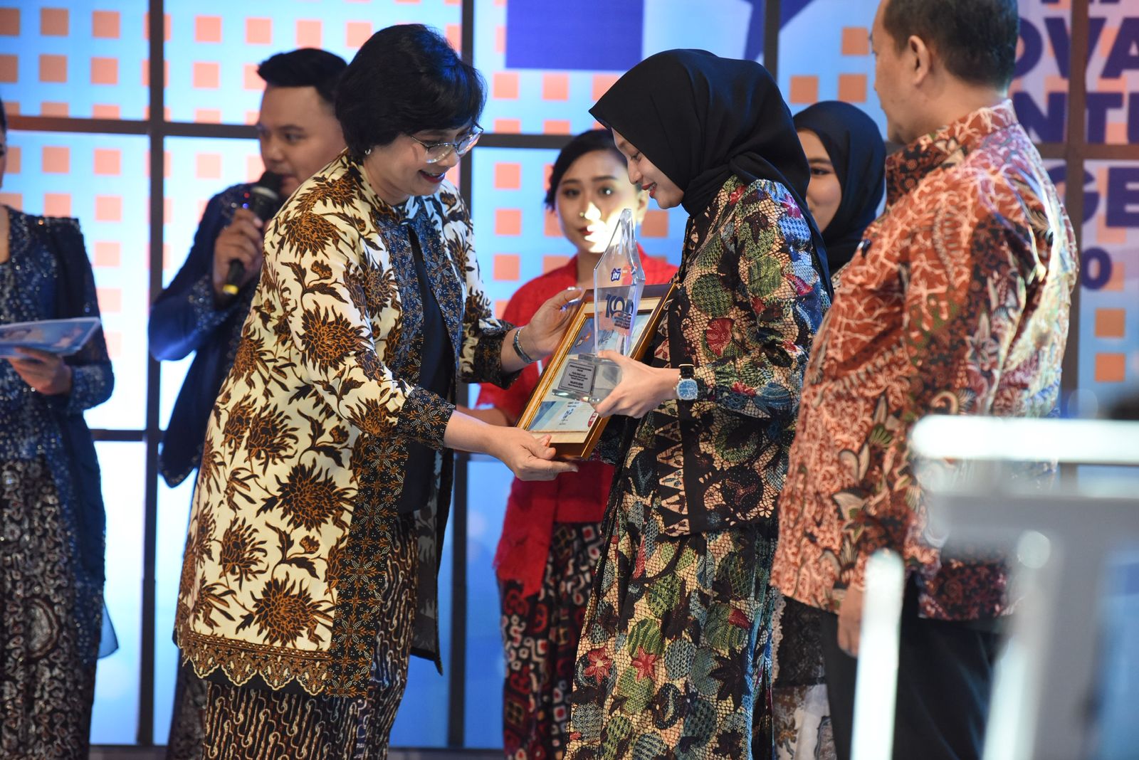 Mbak Wali Raih Penghargaan Kepala Daerah Inovatif Kategori Pengembangan Ekonomi Daerah Berbasis Potensi Lokal