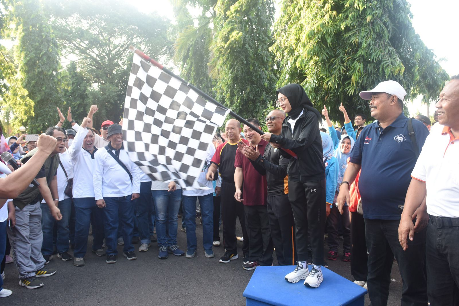 Berangkatkan Jalan Sehat, Mbak Wali Harapkan Pelajar Bisa Olahraga Tiap Hari