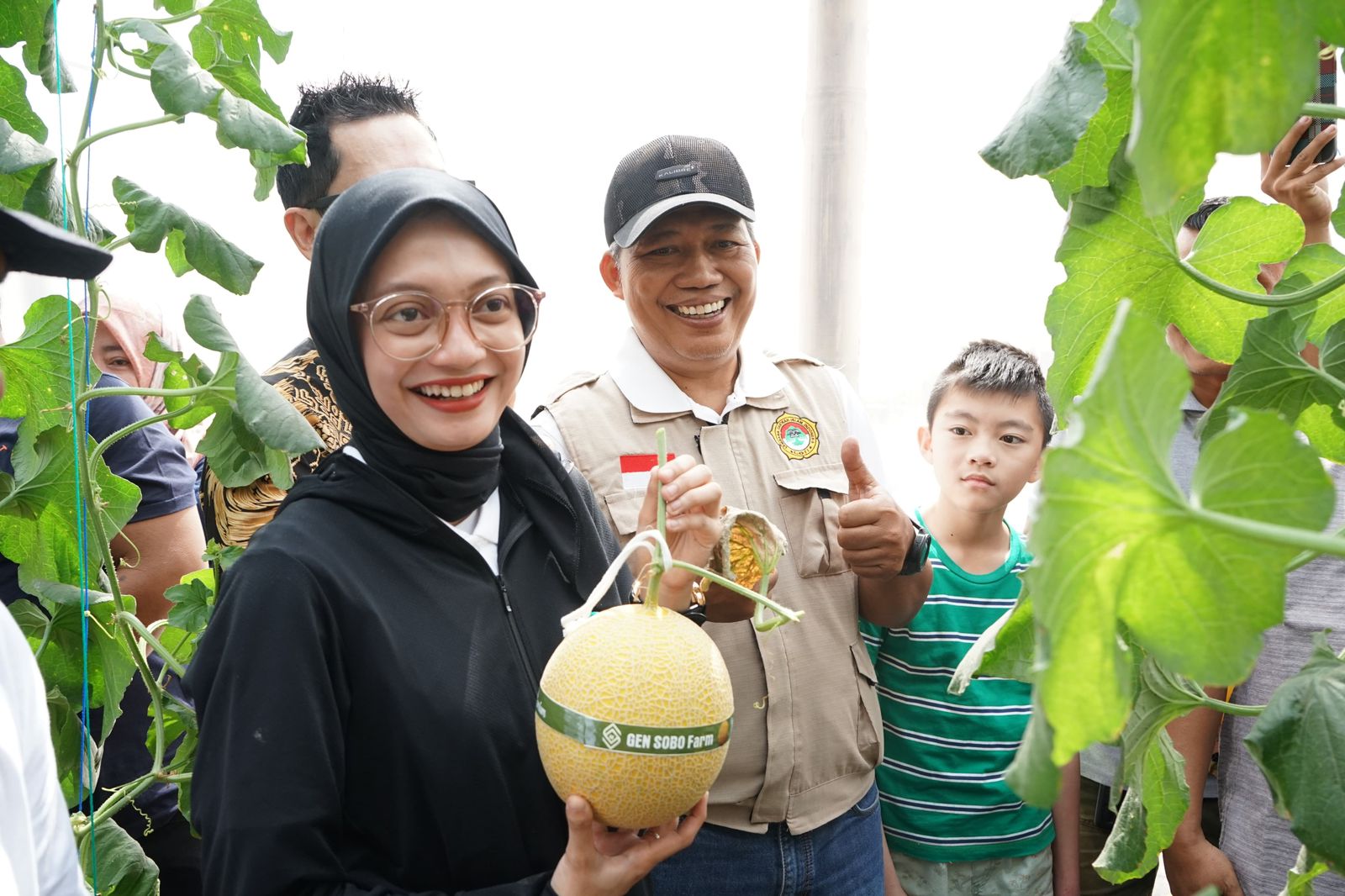 Petik Melon Perdana di GEN SOBO Farm Burengan, Mbak Wali Ajak Masyarakat Tingkatkan Ketahanan Pangan Melalui Urban Farming