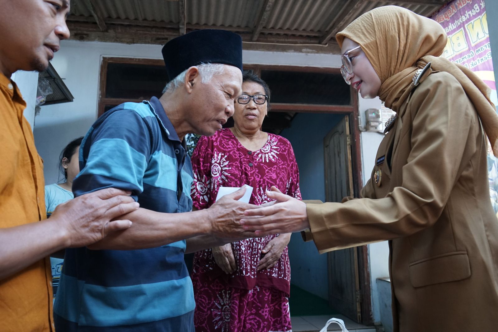 Kunjungi Rumah Warga, Mbak Wali Serahkan Bantuan Alat Bantu Mobilitas dan Bantuan Biaya Hidup