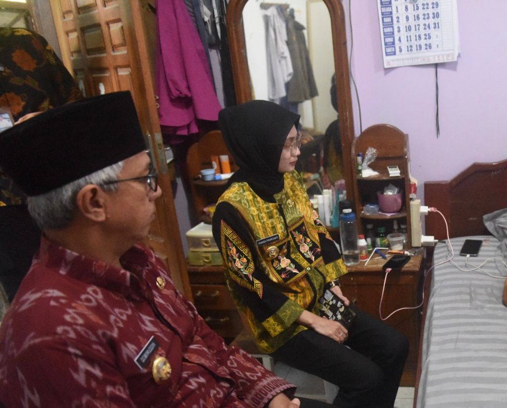 Bukti Kepedulian Terhadap Jajarannya, Mbak Wali dan Gus Qowim Jenguk Lurah Bawang