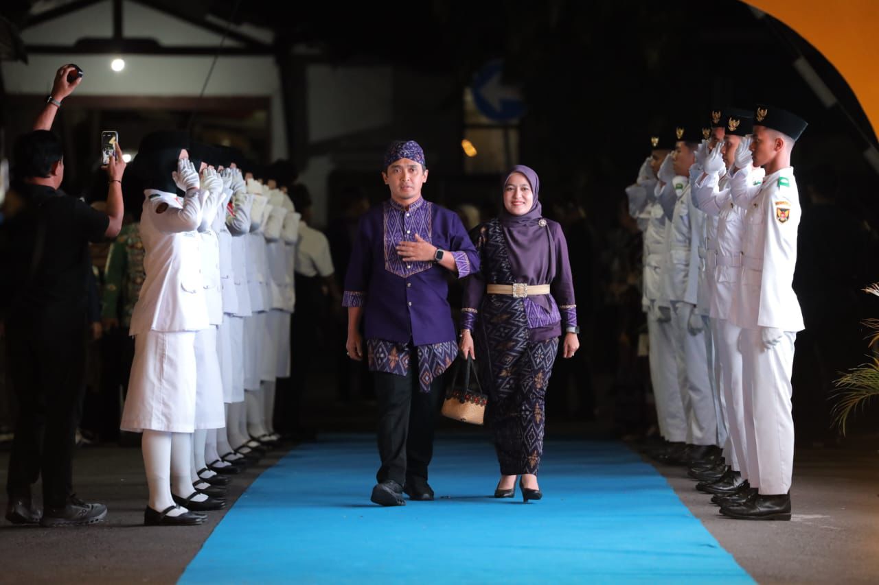 Kepala Daerah dan Ketua TP PKK Komisariat Wilayah IV APEKSI Kenakan Pakaian Khas Kota Kediri
