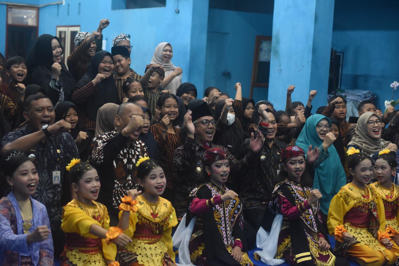 Hadiri Peringatan Hari Anak Nasional, Gus Qowim: Anak-Anak Kota Kediri Harus Berani Bermimpi dan Punya Akhlak