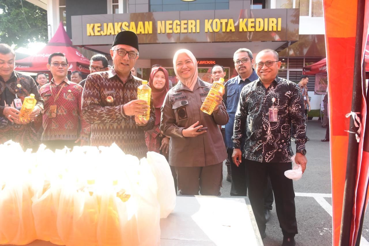 Apresiasi Pelaksanaan Pasar Murah Kejaksaan Negeri Kota Kediri, Gus Qowim : Bantu Masyarakat di Tengah Fluktuasi Harga Kebutuhan Pokok