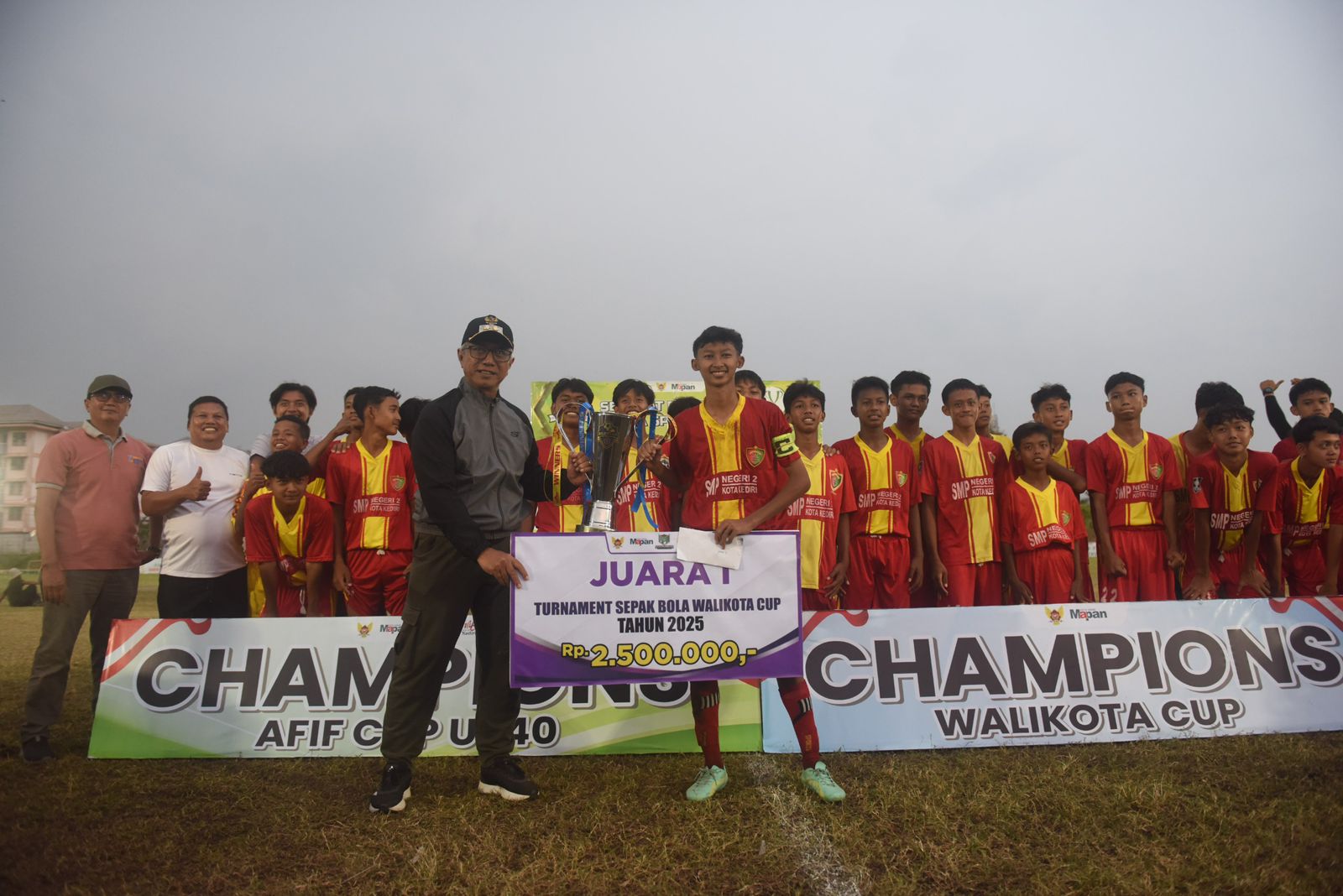 SMPN 2 Kediri Juara Walikota Cup, Gus Qowim Apresiasi Semangat Sportivitas Pelajar