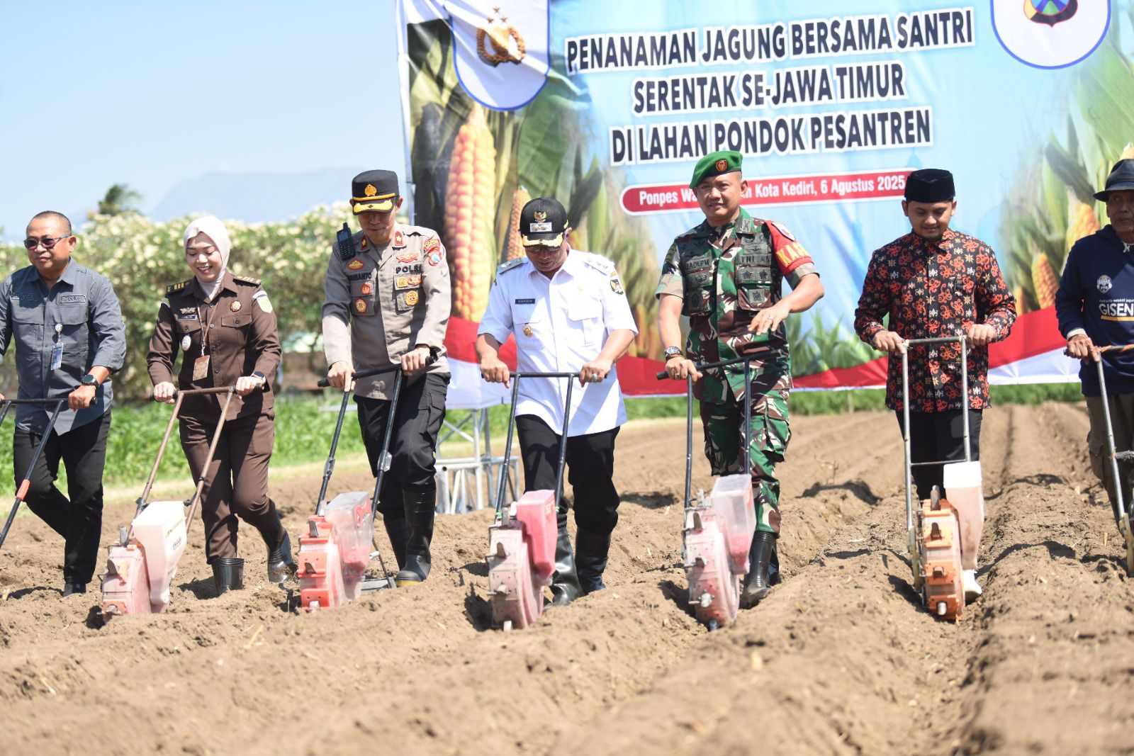 Ikuti Gerakan Penanaman Jagung Bersama Santri Serentak di Lahan Ponpes, Gus Qowim Dukung Program Ketahanan Pangan Nasional