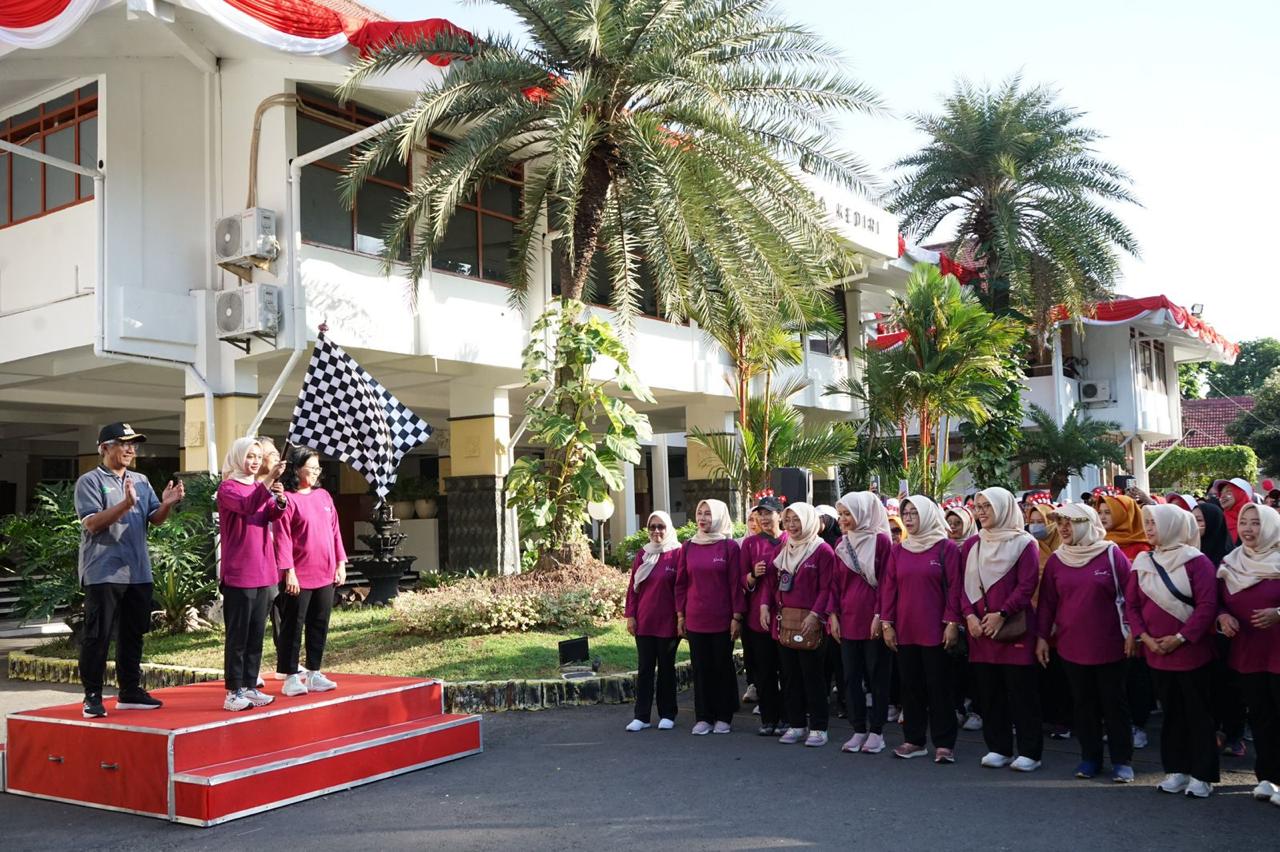Mbak Wali Lepas Jalan Sehat dan Lomba Agustusan DWP Kota Kediri, Meriahkan Perayaan HUT ke-80 RI