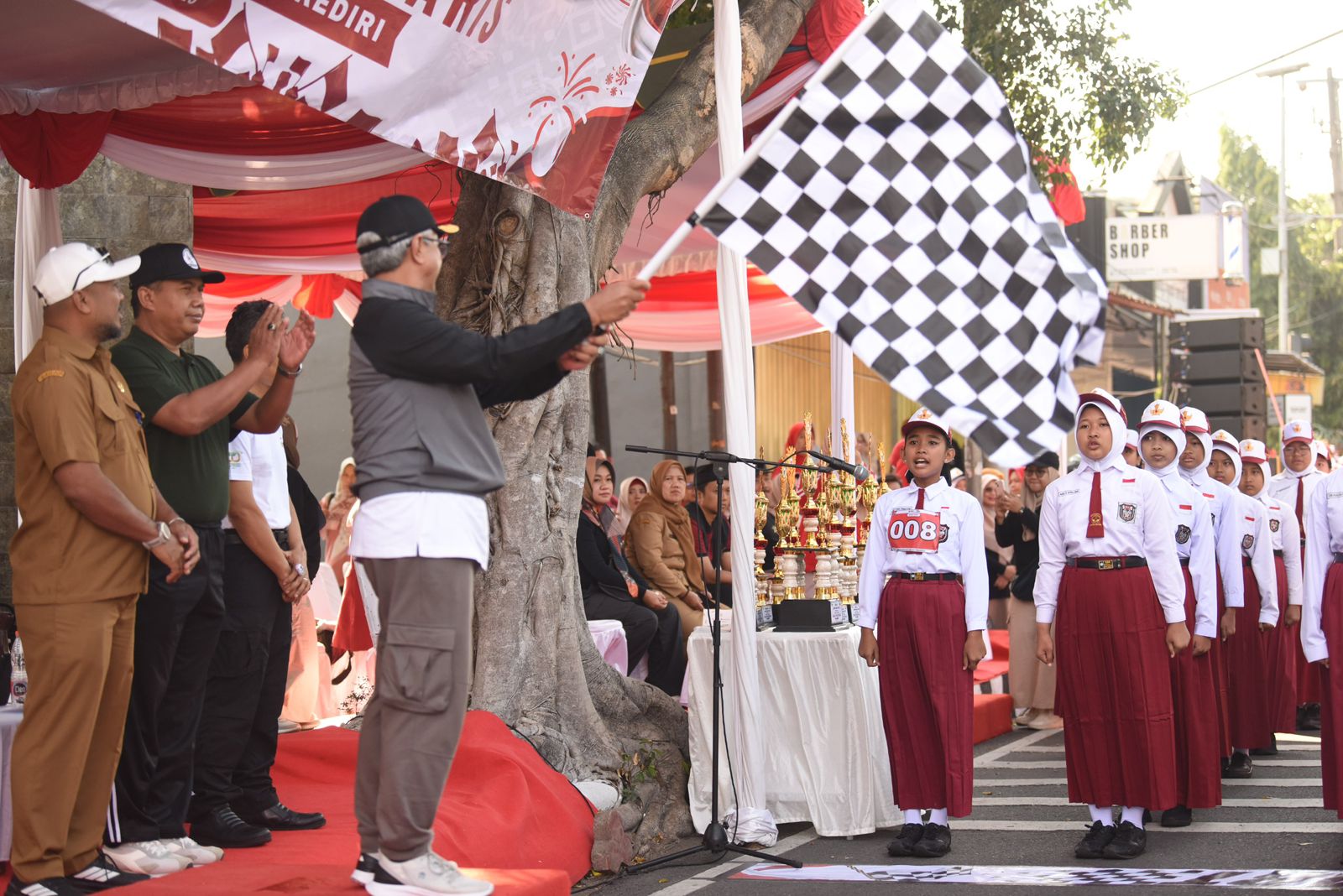 Ribuan Pelajar Semarakkan Lomba Baris SD/MI, Gus Qowim Berangkatkan dan Beri Semangat