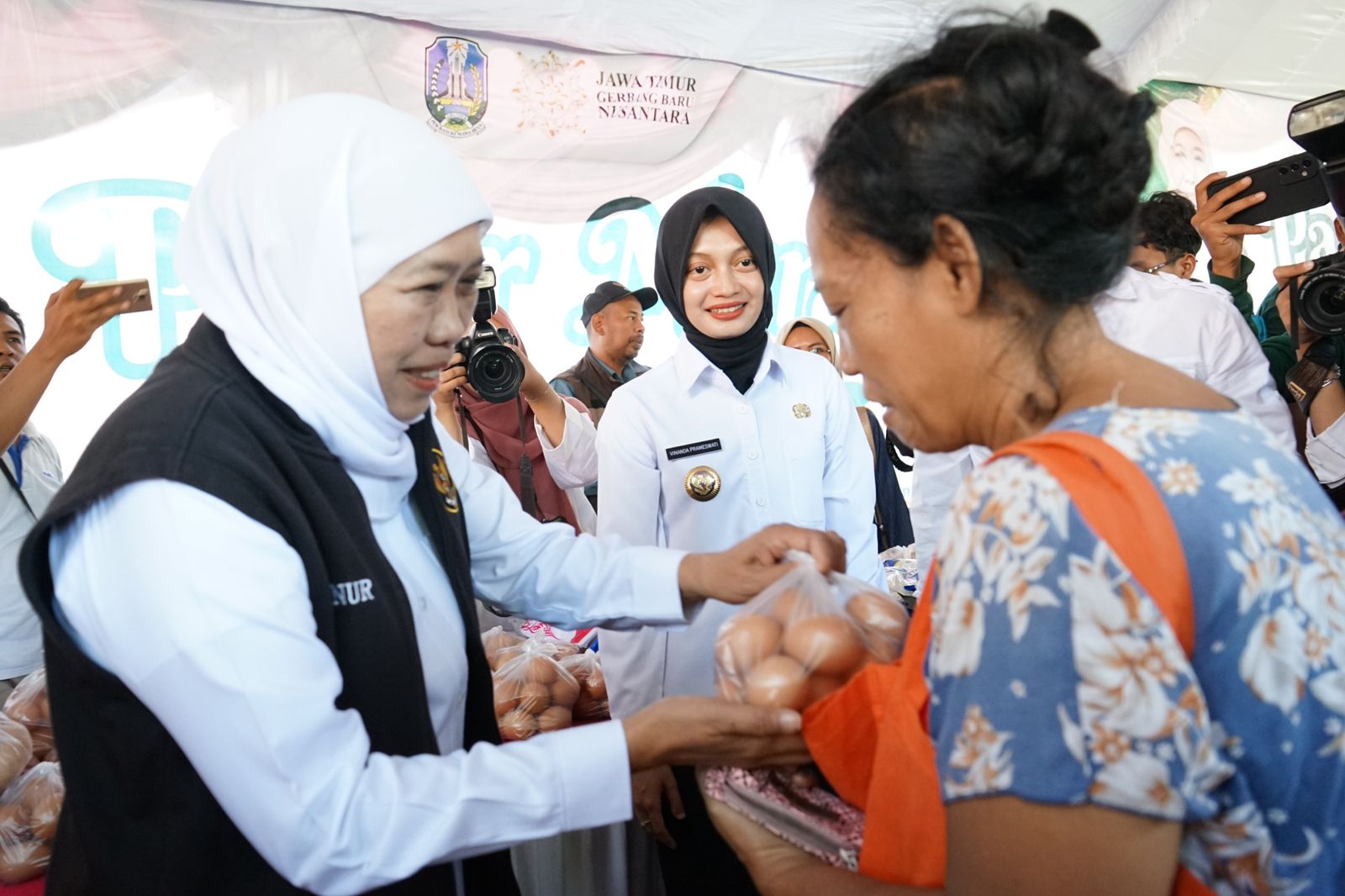 Mbak Wali Dampingi Gubernur Jatim Berangkatkan Jalan Sehat dan Tinjau Pasar Murah