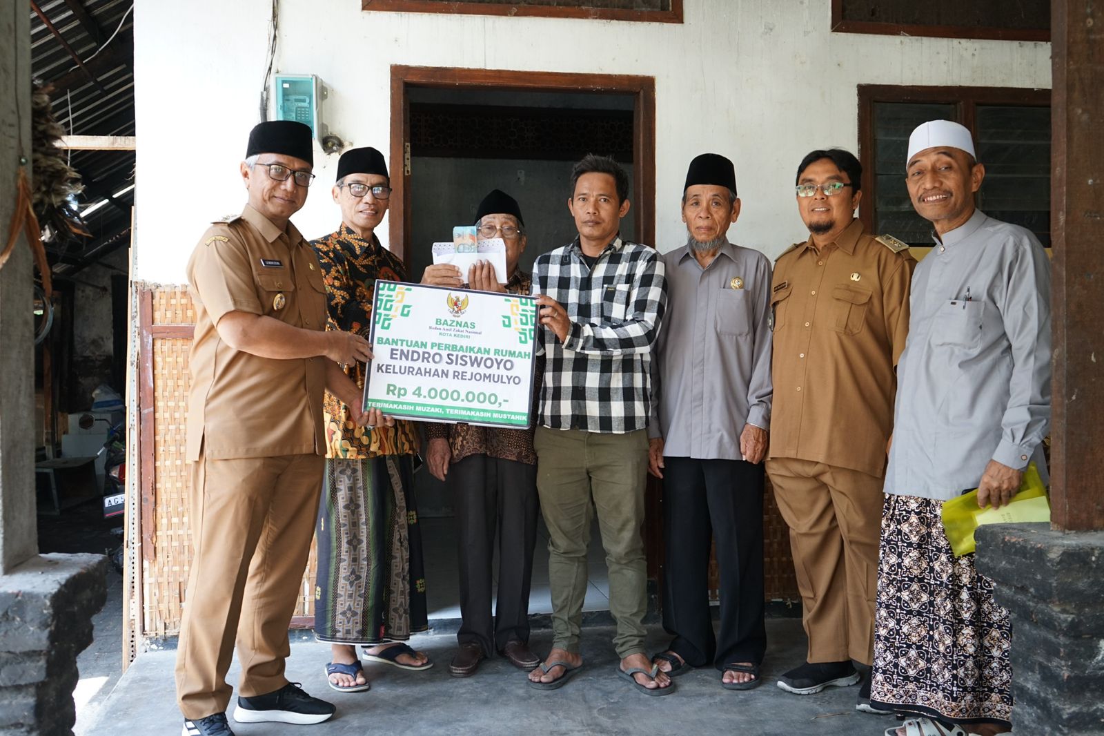 Gus Qowim dan Baznas Kota Kediri Salurkan Bantuan Korban Kebakaran