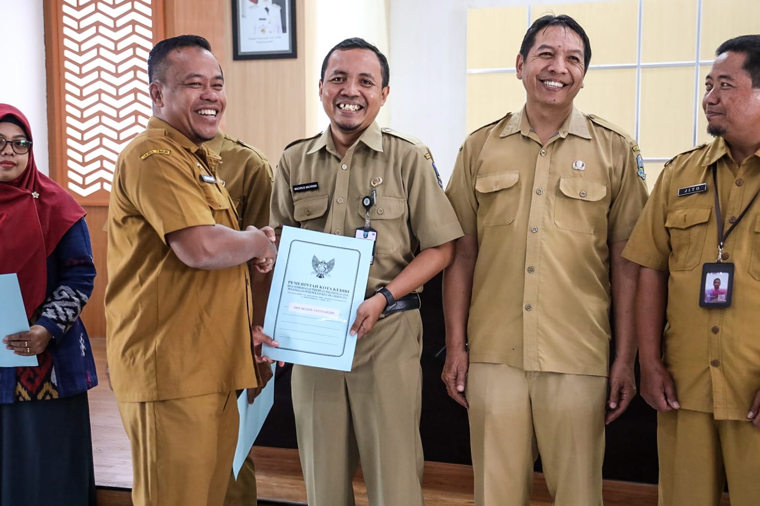 Realisasikan Penyelenggaraan SSK di Kota Kediri, DP3AP2KB Adakan Rakor dan Serahkan SK Penunjukan kepada 17 SMA Terpilih