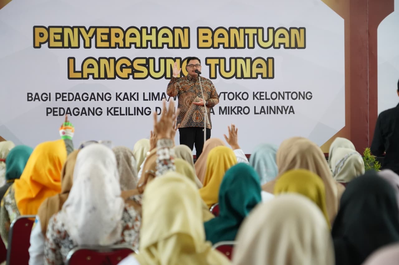 Ratusan Guru Non ASN Terima Bantuan Modal Usaha dari Mas Dhito