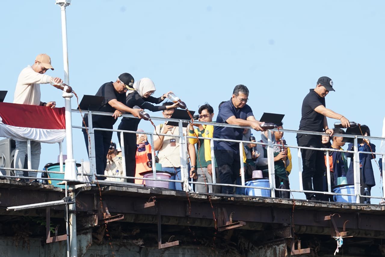 Peringati World Cleanup Day 2025, Mbak Wali dan Gus Qowim Tuangkan Eco Enzym di Sungai Brantas dan Gelar Aksi Bersih-bersih Lingkungan