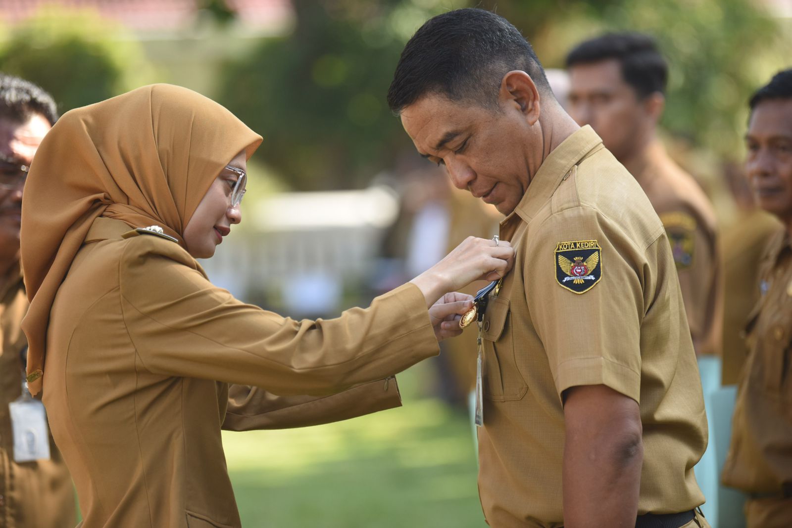Serahkan SK Kenaikan Pangkat dan Tanda Kehormatan Satyalancana Karya Satya, Mbak Wali : Jadikan Motivasi untuk Terus Berkarya