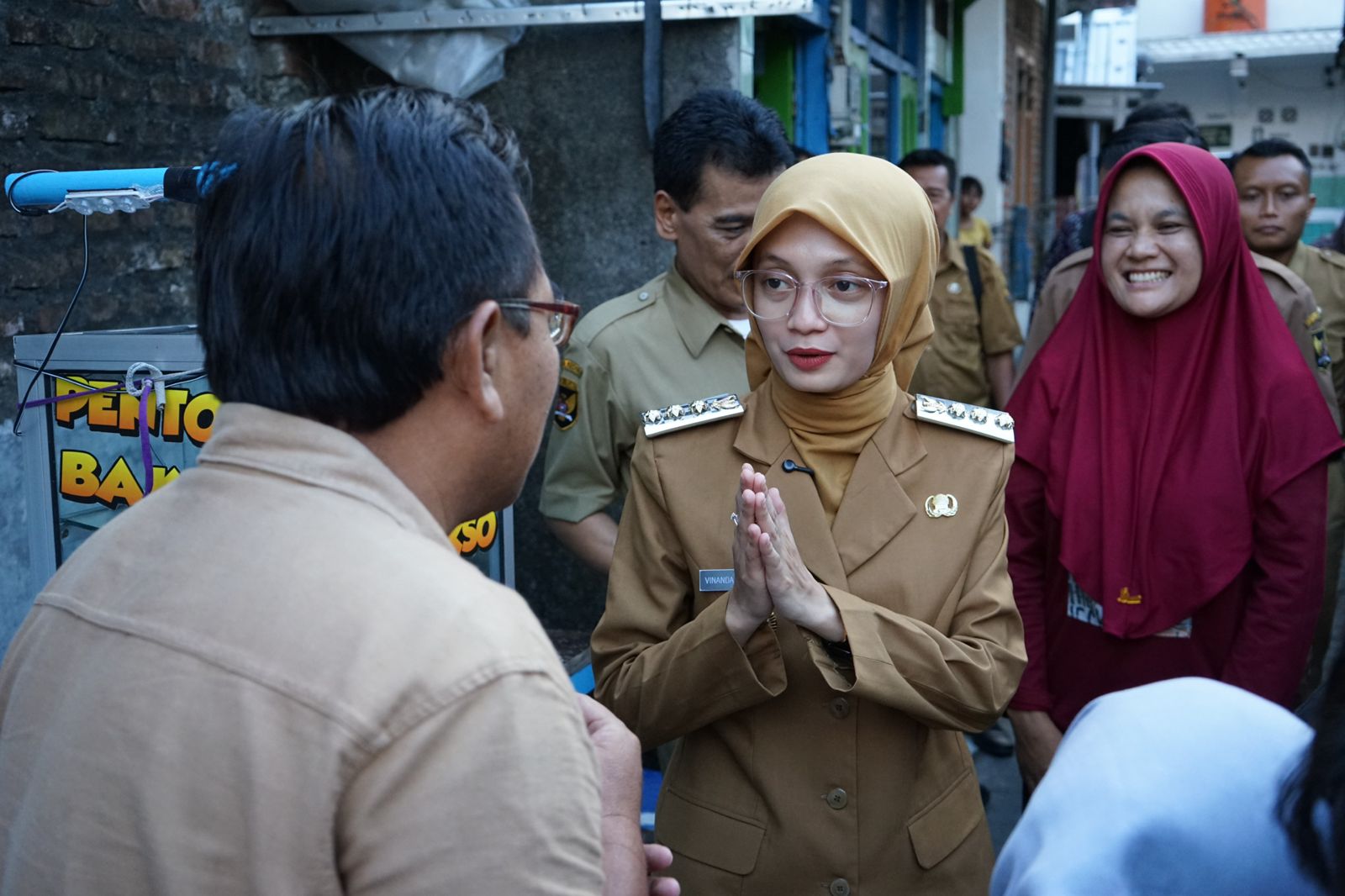 Dengar Laporan Dari Layanan Call Center 112 Tentang Anak Kesulitan Sekolah, Mbak Wali Langsung Datang dan Beri Bantuan Hingga Lulus