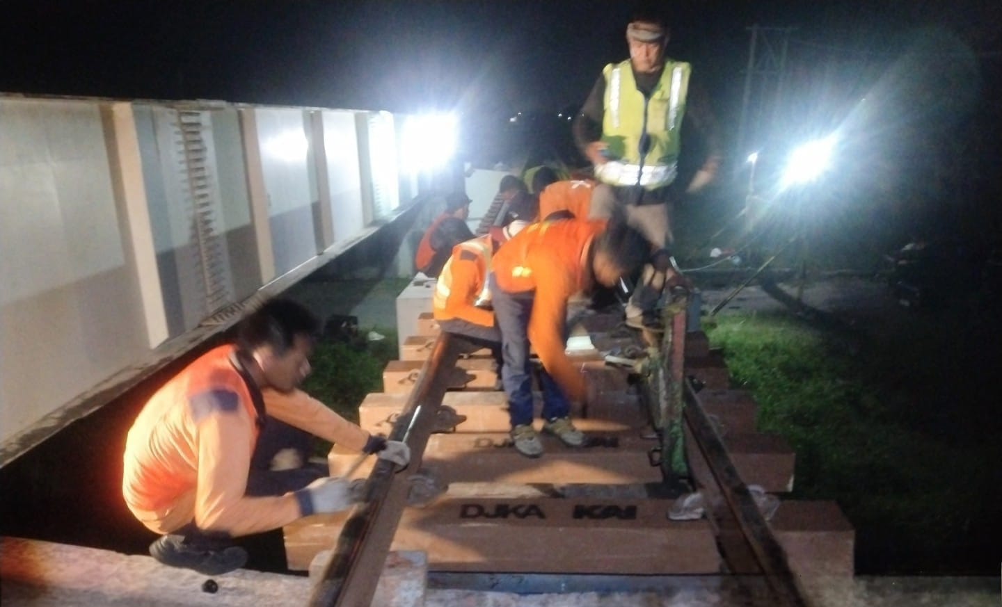 KAI Daop 7 Madiun Ganti Bantalan Kayu dengan Sintetis, Ini Alasannya
