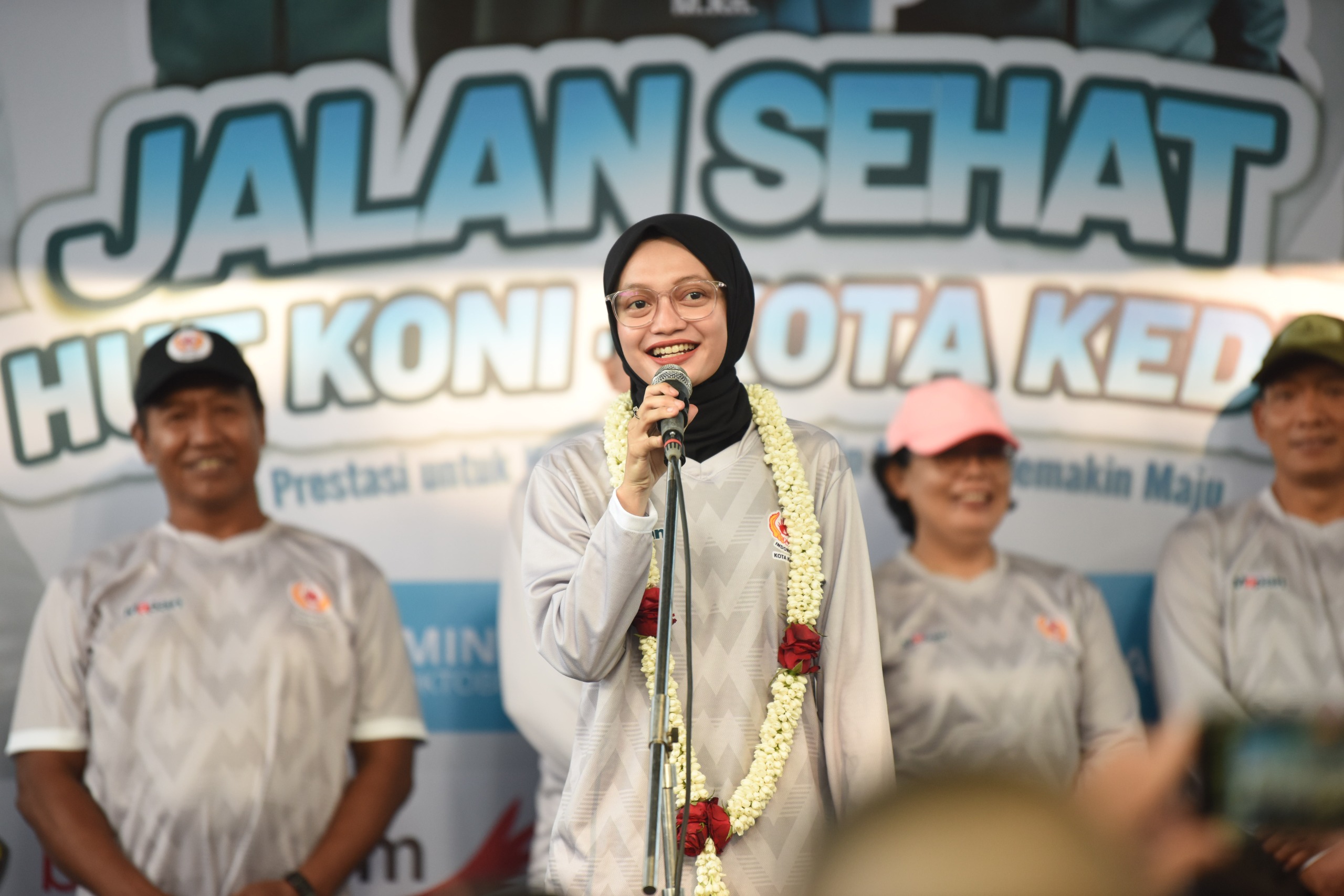 Ajak Warga Kota Kediri Hidup Sehat, Mbak Wali ikut Jalan Sehat HUT ke-87 KONI