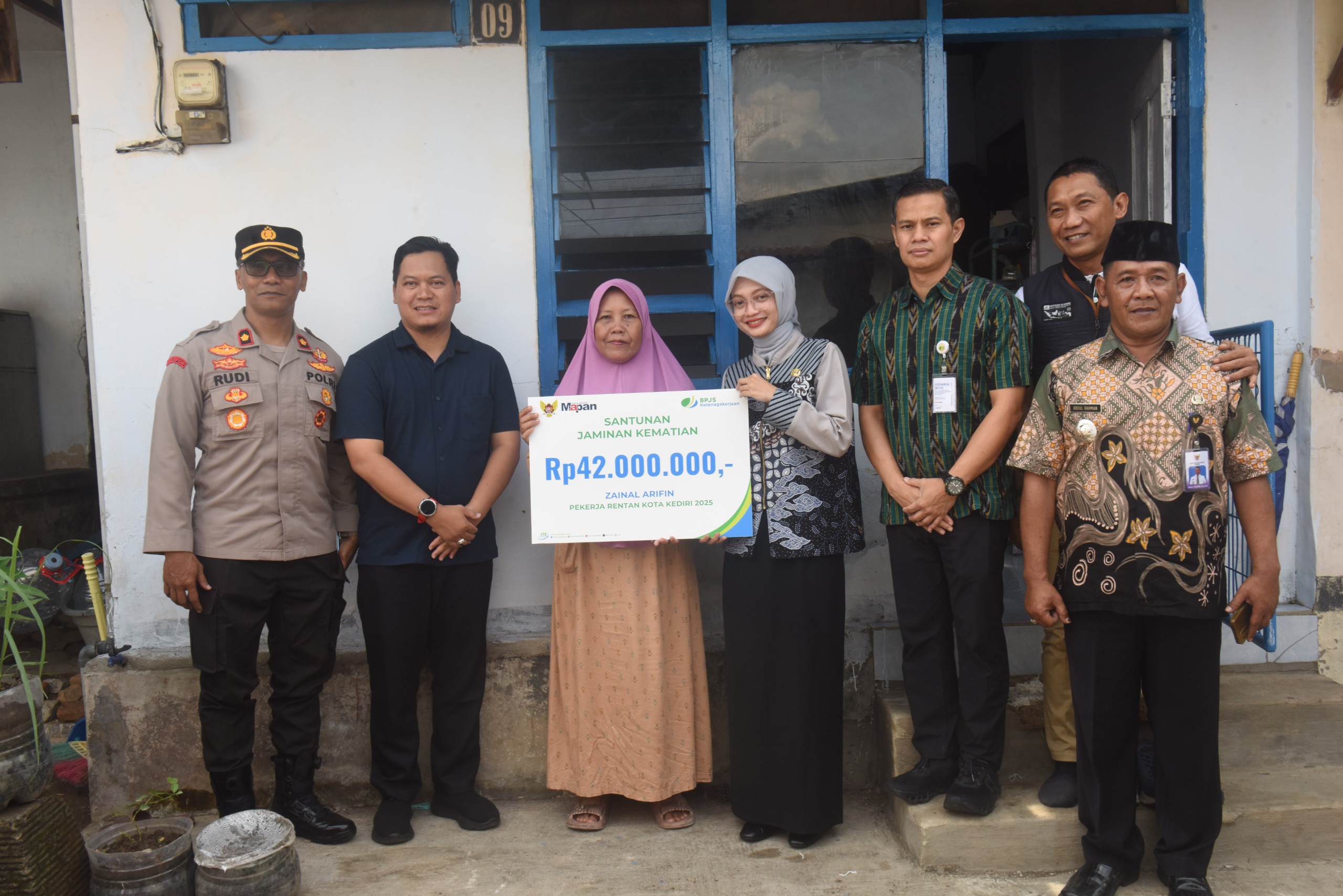 Mbak Wali Serahkan Santunan Jaminan Kematian BPJS Ketenagakerjaan Pada Ahli Waris Ketua RT dan Pekerja Rentan
