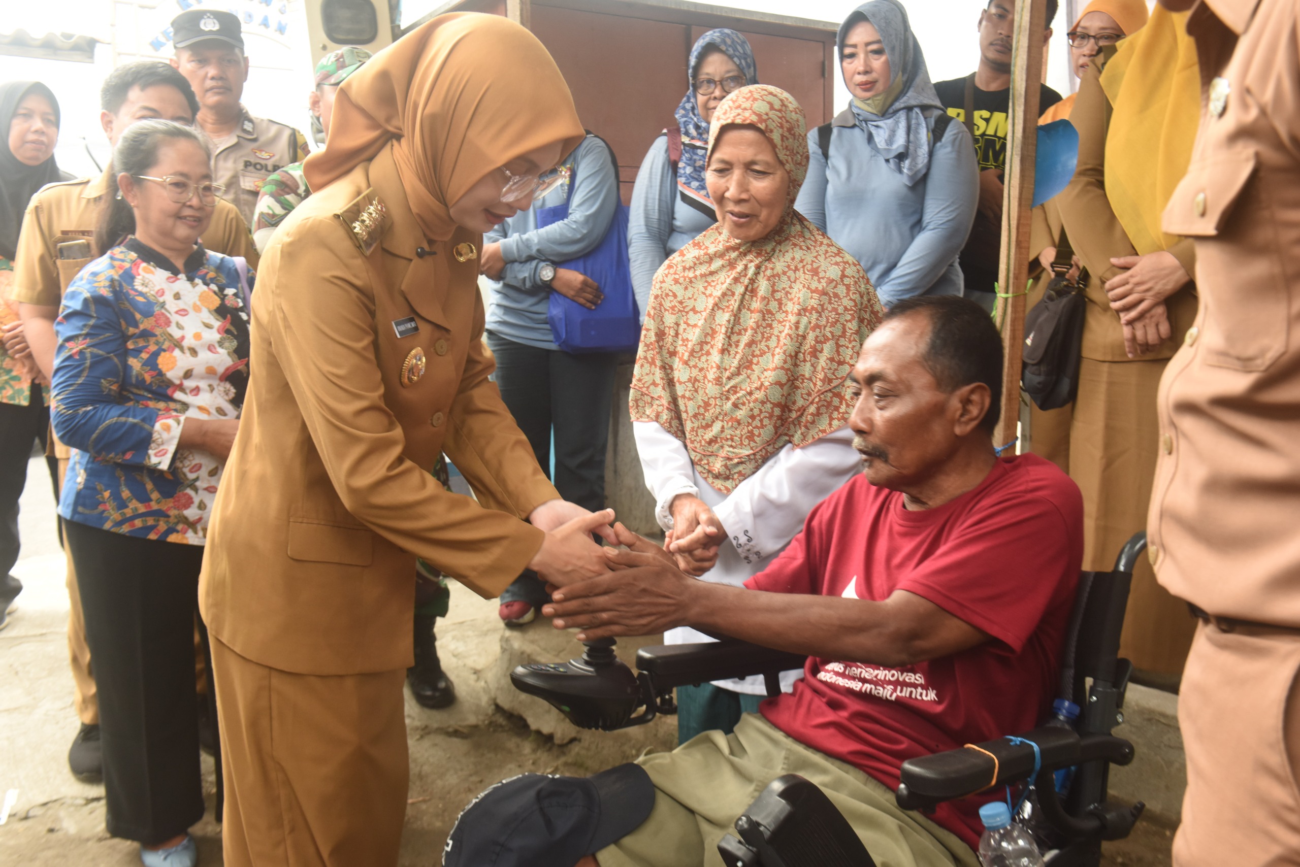 Kunjungi Rumah Warga Disabilitas, Mbak Wali Serahkan Bantuan dan Beri Semangat