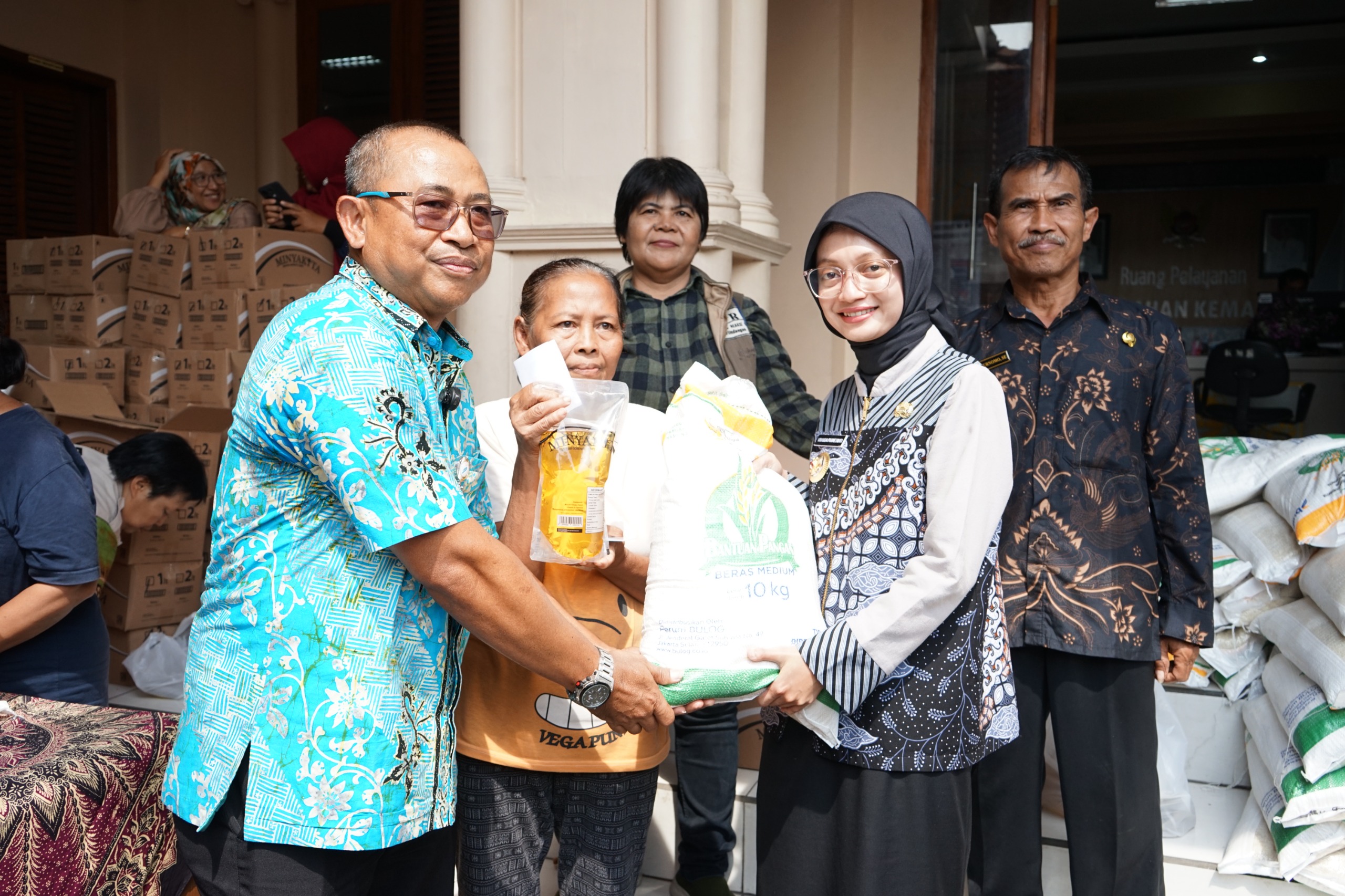Mbak Wali Salurkan Bantuan Pangan Beras dan Minyak Goreng untuk Masyarakat Pra Sejahtera