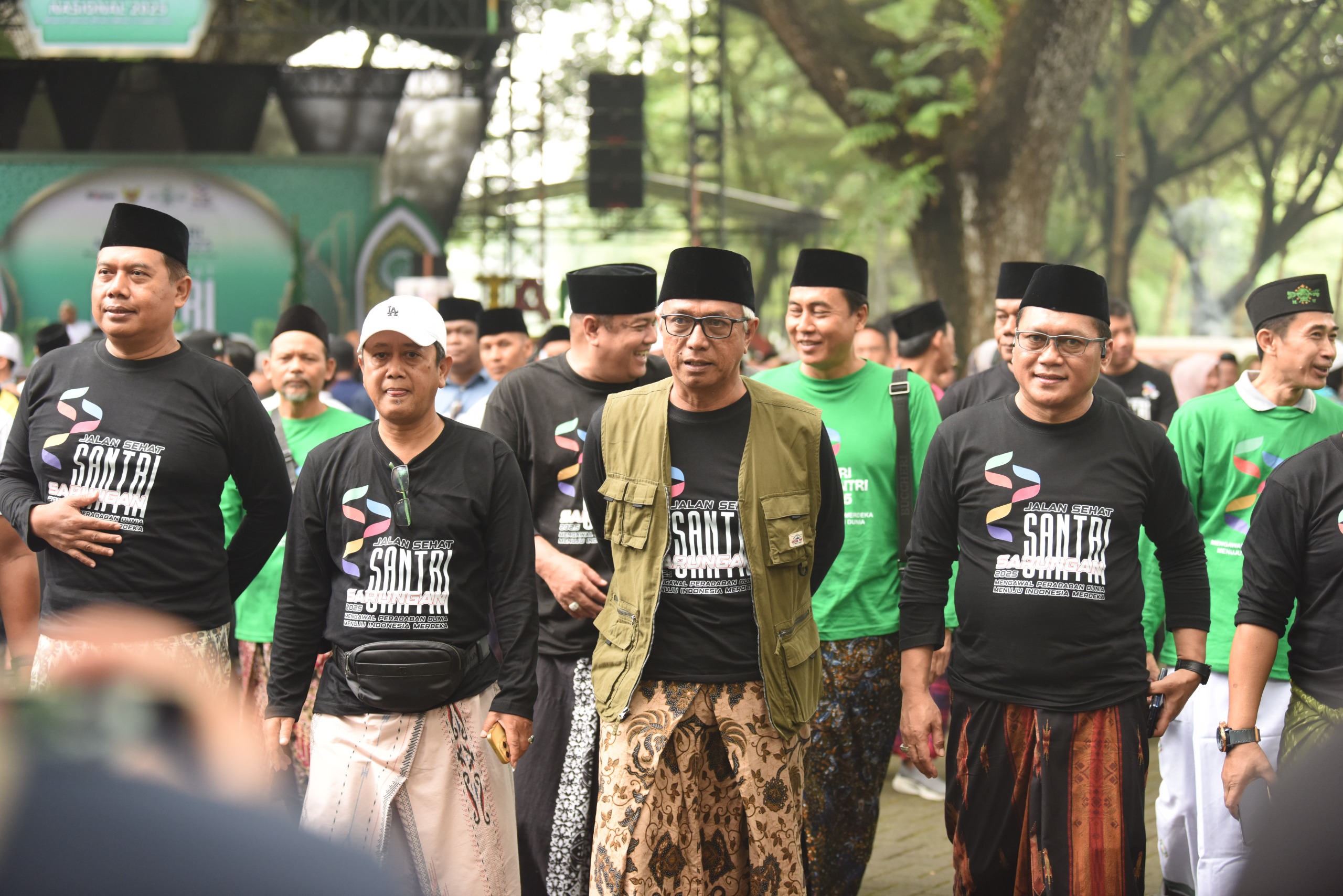 Jalan Sehat Santri Sarungan : Gus Qowim Ajak Santri Wujudkan Kota Kediri MAPAN