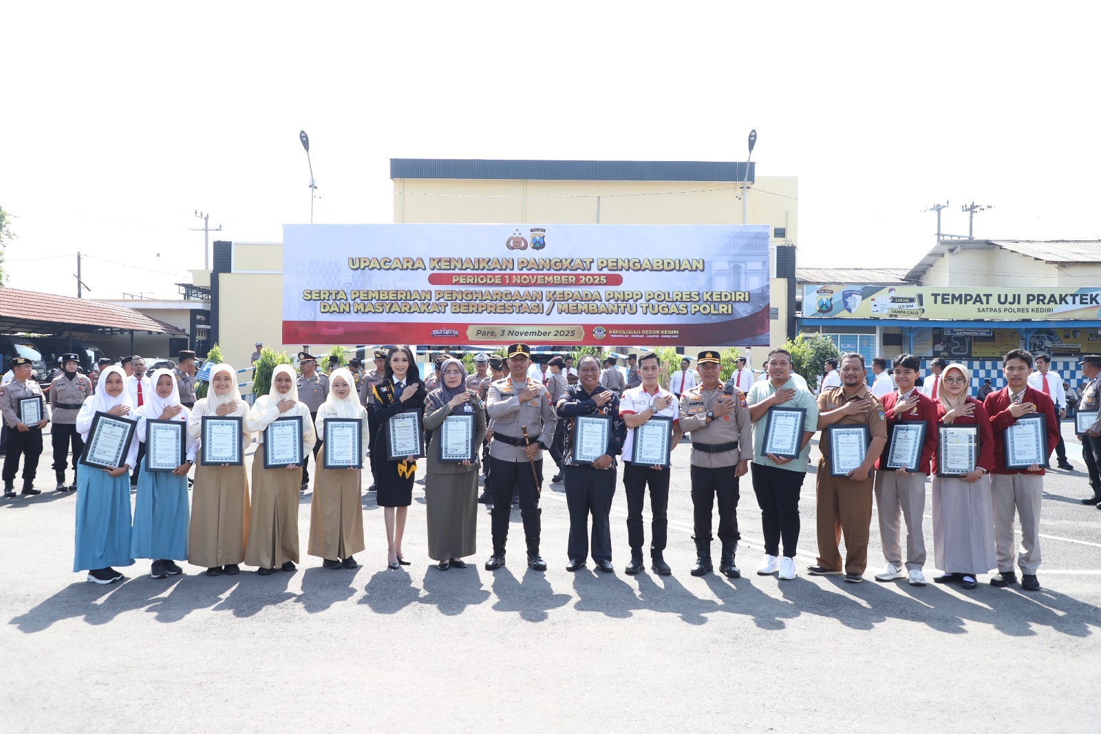 Kapolres Kediri Beri Penghargaan kepada Personel yang Berprestasi dan Masyarakat Yang Membantu Tugas Polri
