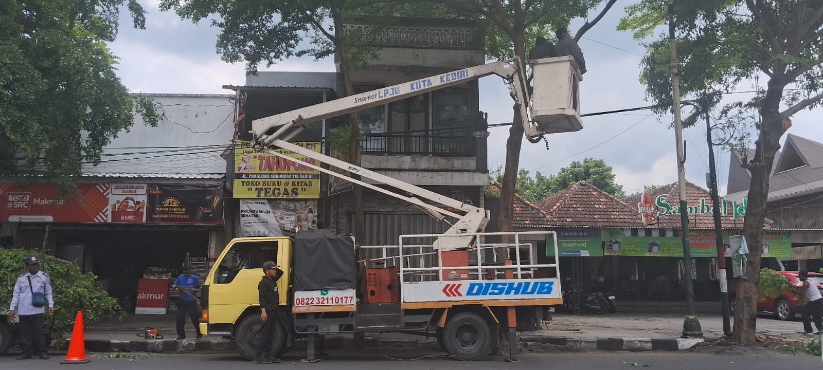 Jelang Nite Carnival, Dishub Kota Kediri Lakukan Perapian Pohon di Sepanjang Jalan Panglima Sudirman