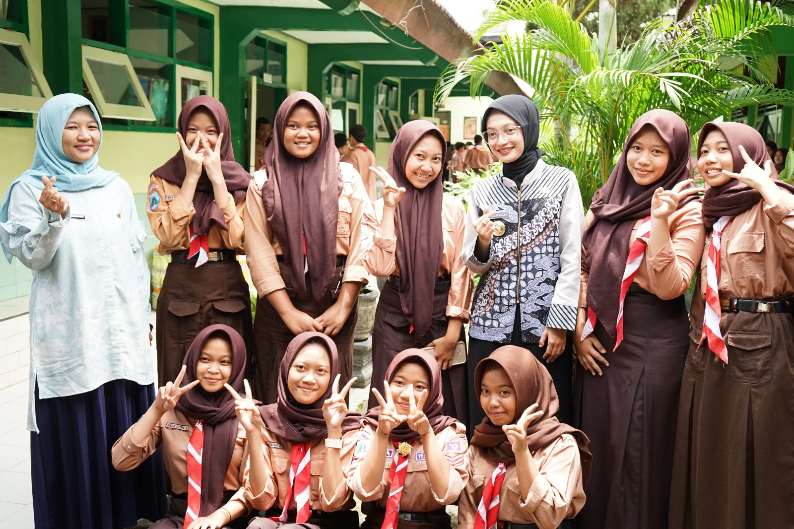 Pastikan Anak Sekolah Nikmati Makanan Sehat dan Bergizi, Mbak Wali Meninjau MBG di SMPN 8 Kediri
